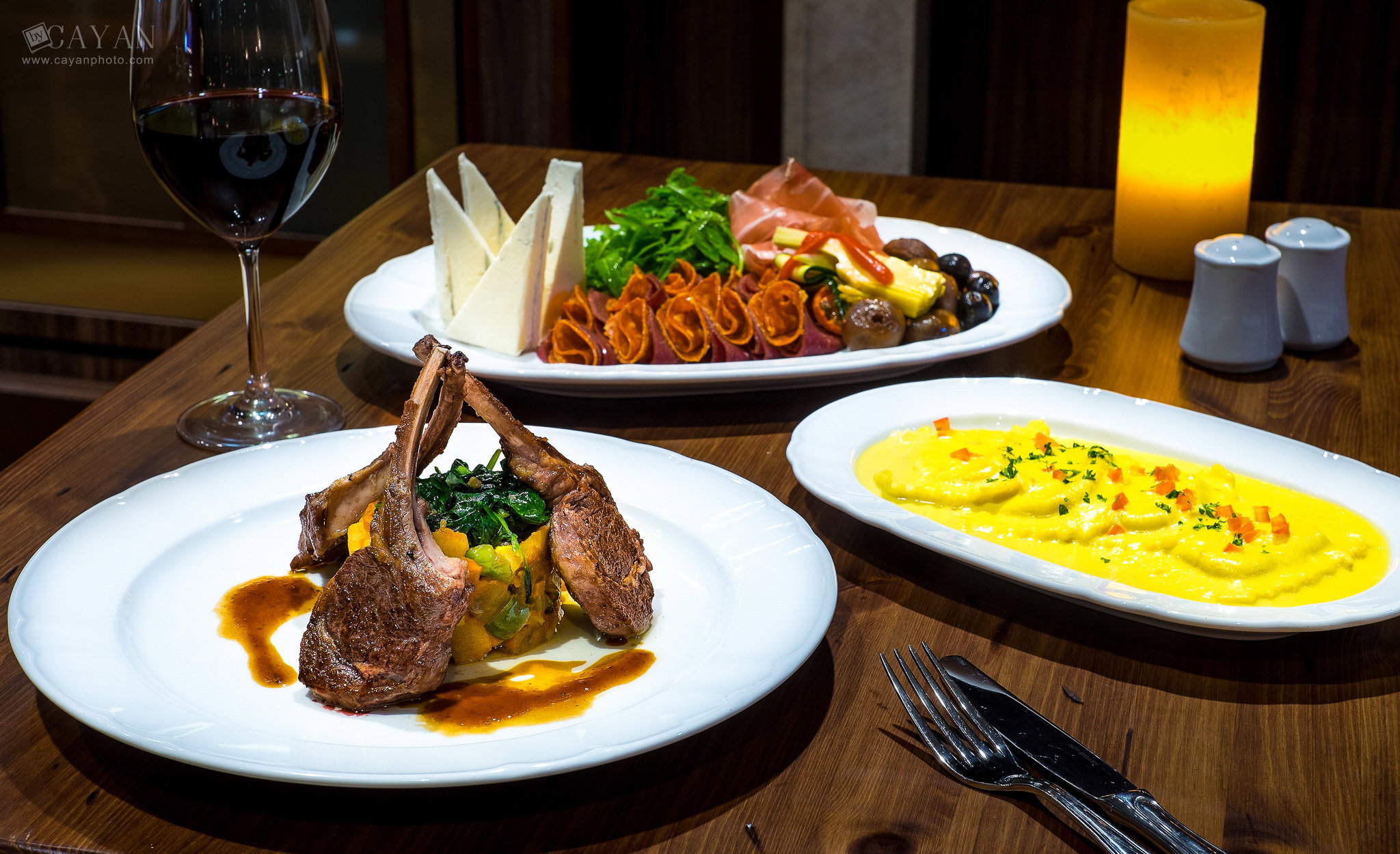 Work carried out in conjunction with several restaurants for the creation of printed material, menus and advertising in general!