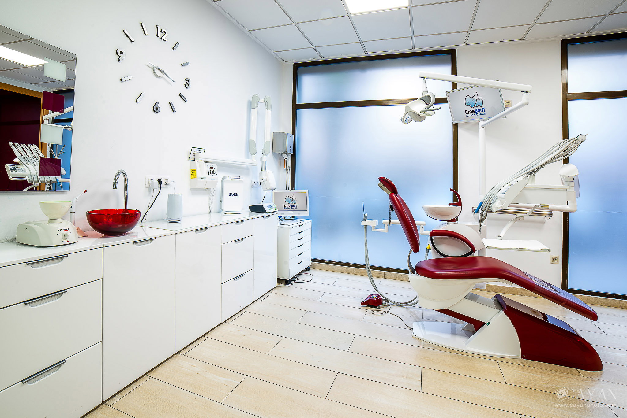 Advertising material for EMEDENTE Dental Clinic
