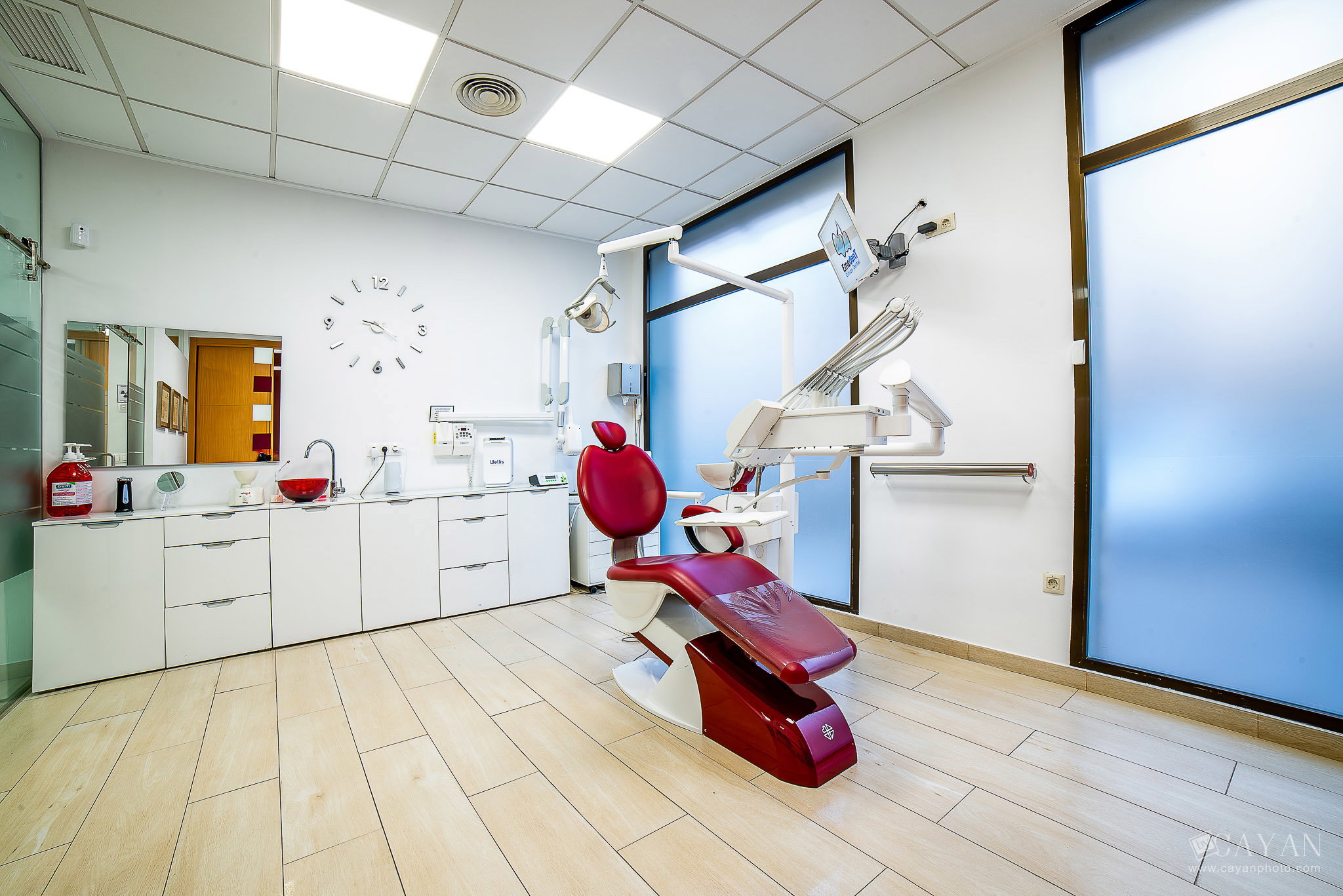 Advertising material for EMEDENTE Dental Clinic