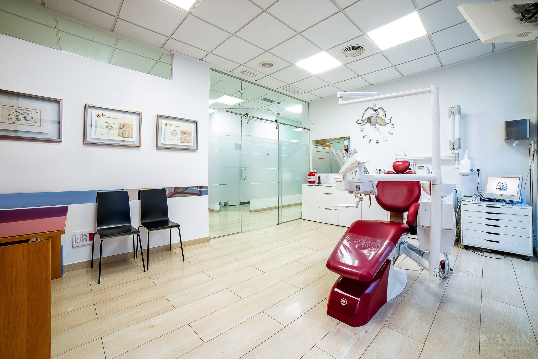 Advertising material for EMEDENTE Dental Clinic