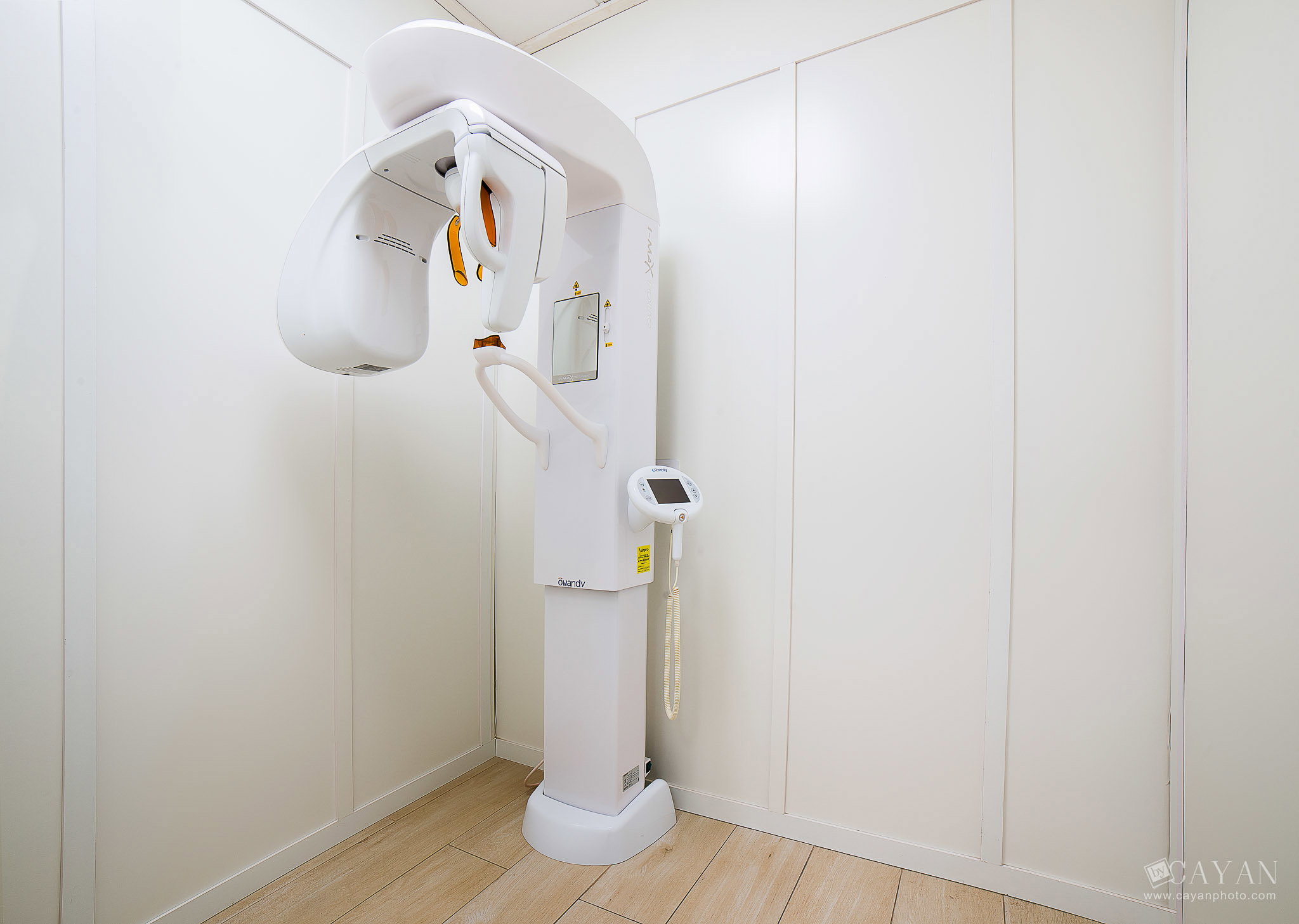 Advertising material for EMEDENTE Dental Clinic