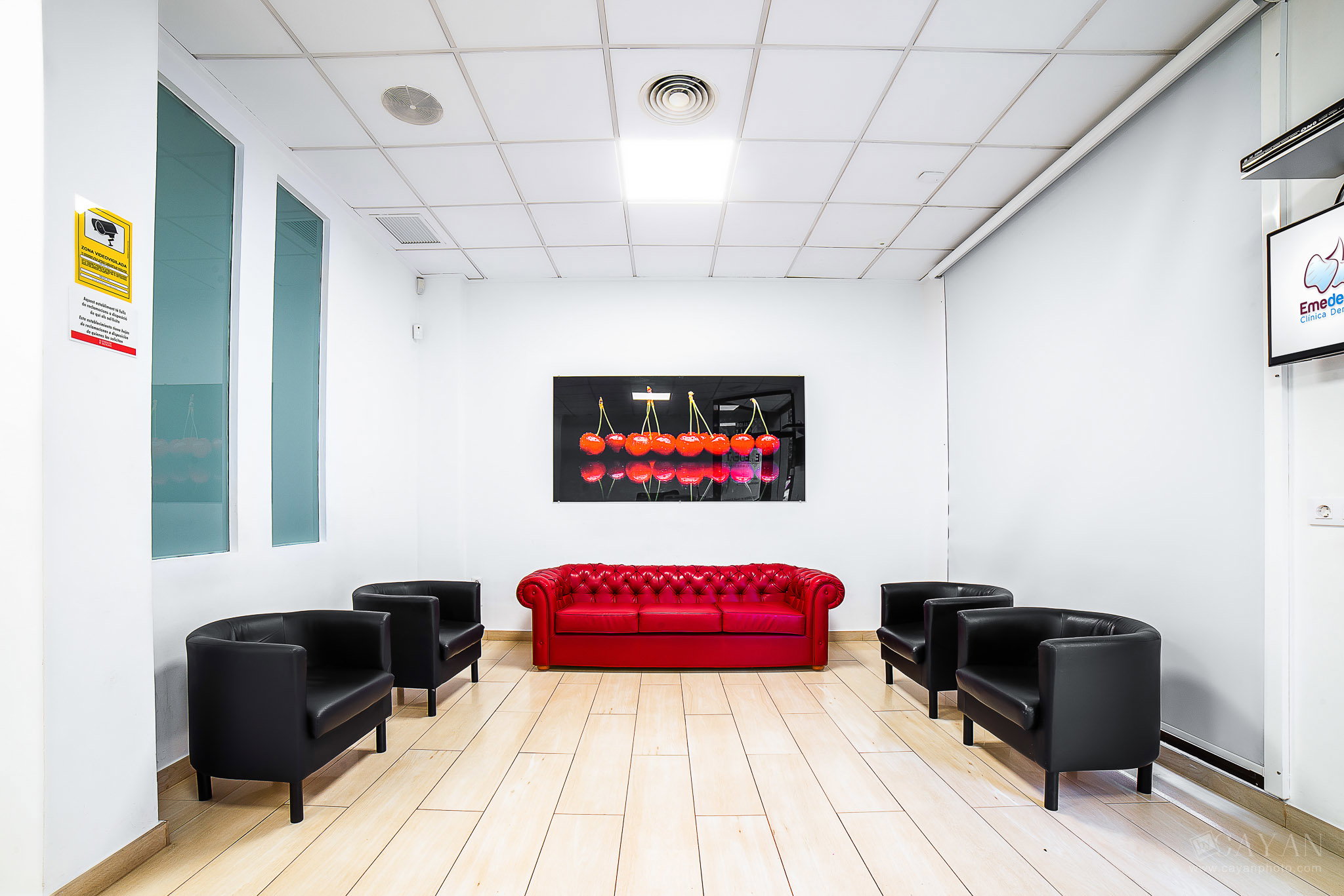 Advertising material for EMEDENTE Dental Clinic