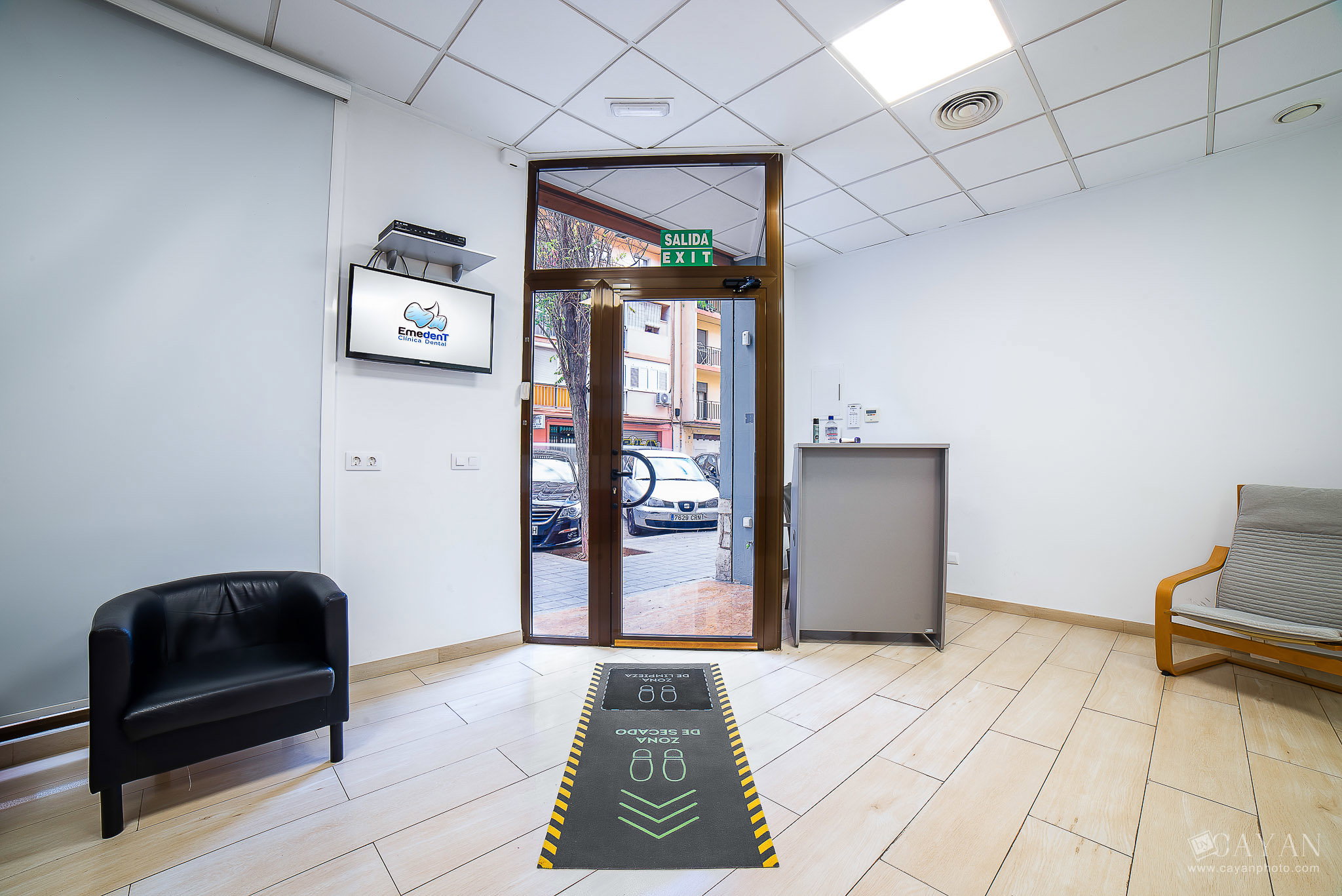 Advertising material for EMEDENTE Dental Clinic