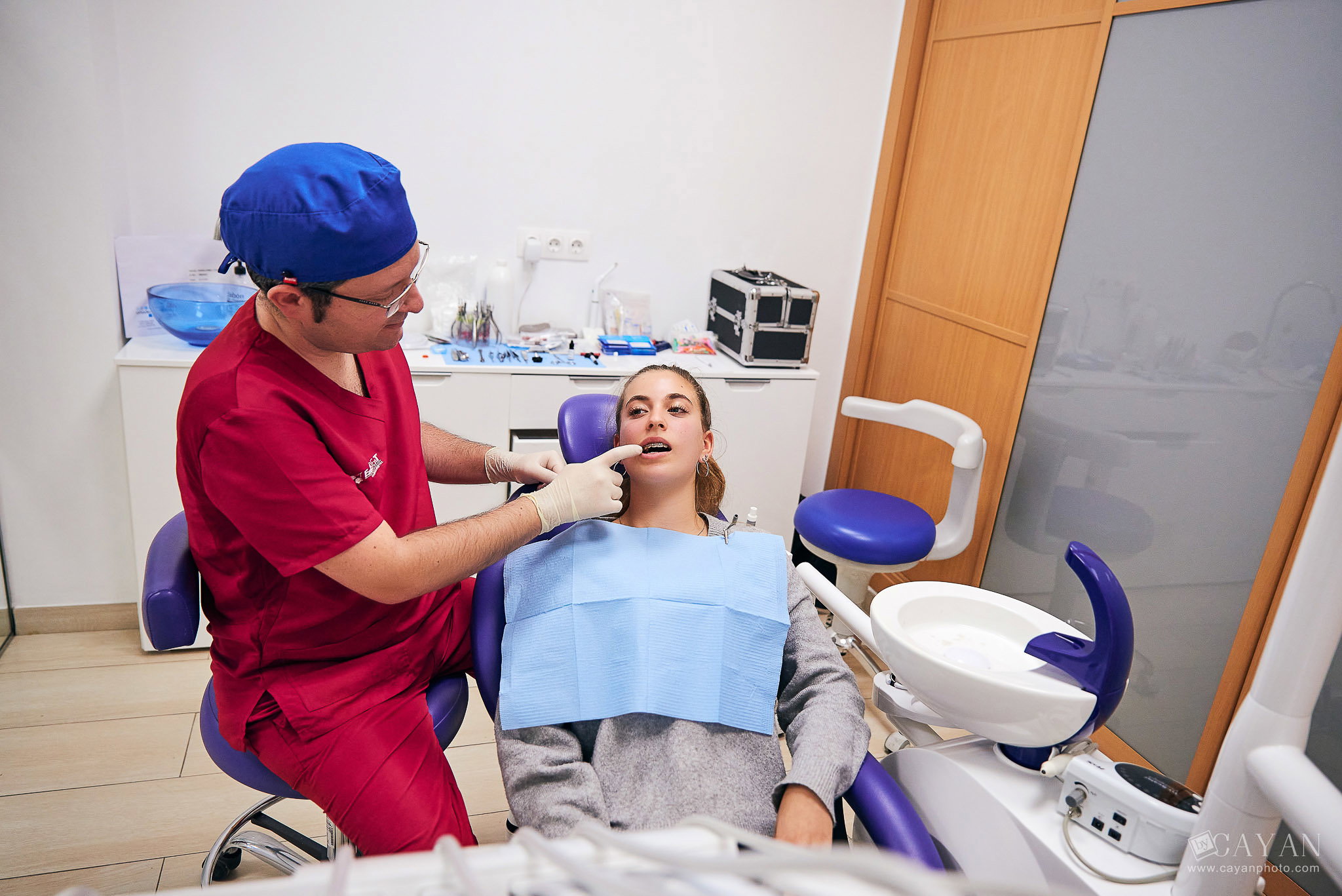 Advertising material for EMEDENTE Dental Clinic