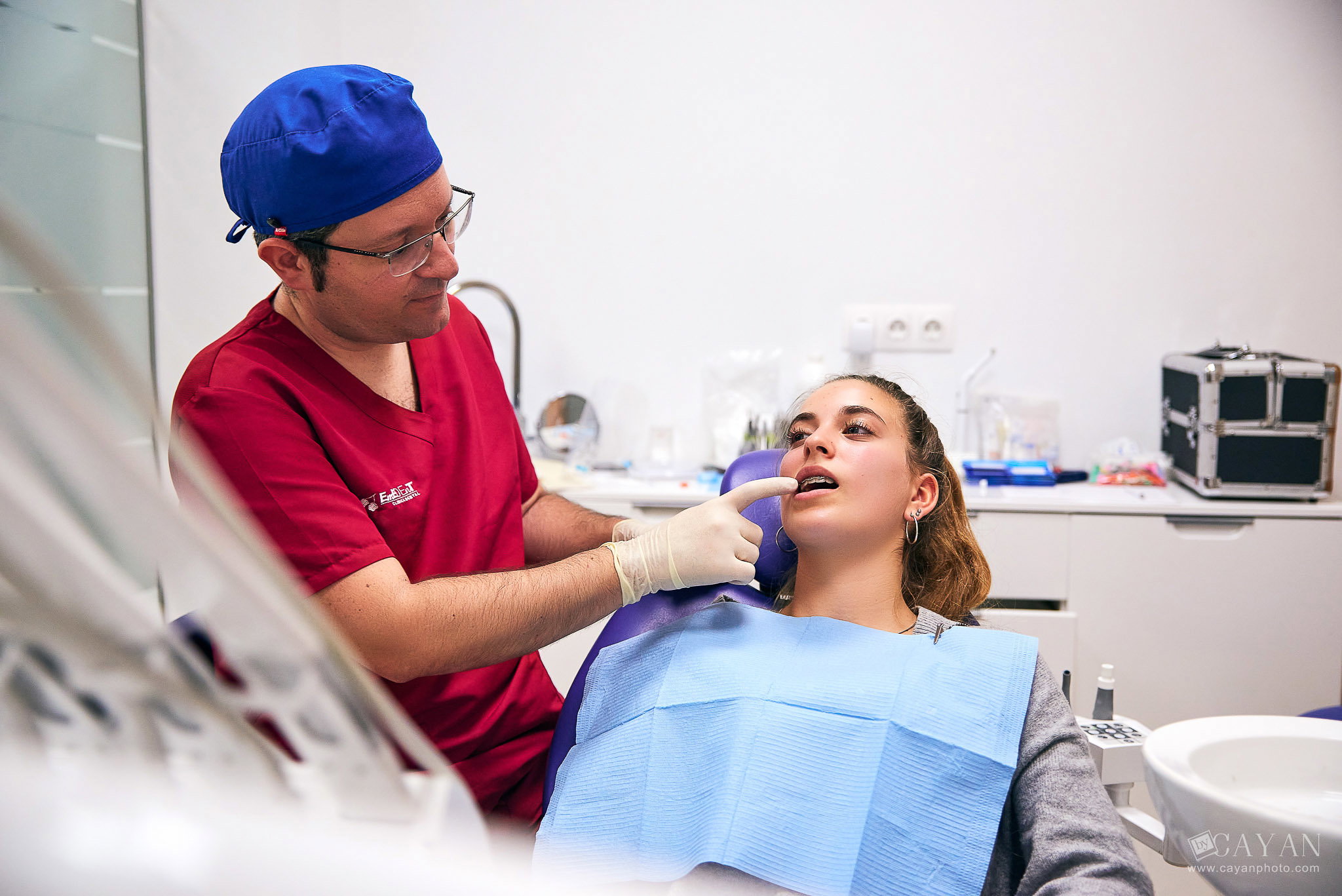 Advertising material for EMEDENTE Dental Clinic