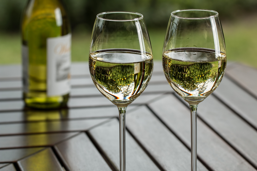 Deux verres de vin blanc sec issu de cépage Chardonnay