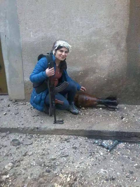 ربما تحتوي الصورة على: شخص واحد، وجلوس ونشاطات في أماكن مفتوحة