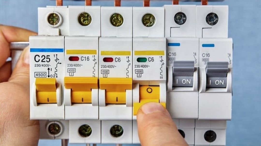 What are the types of circuit breakers? Image 1