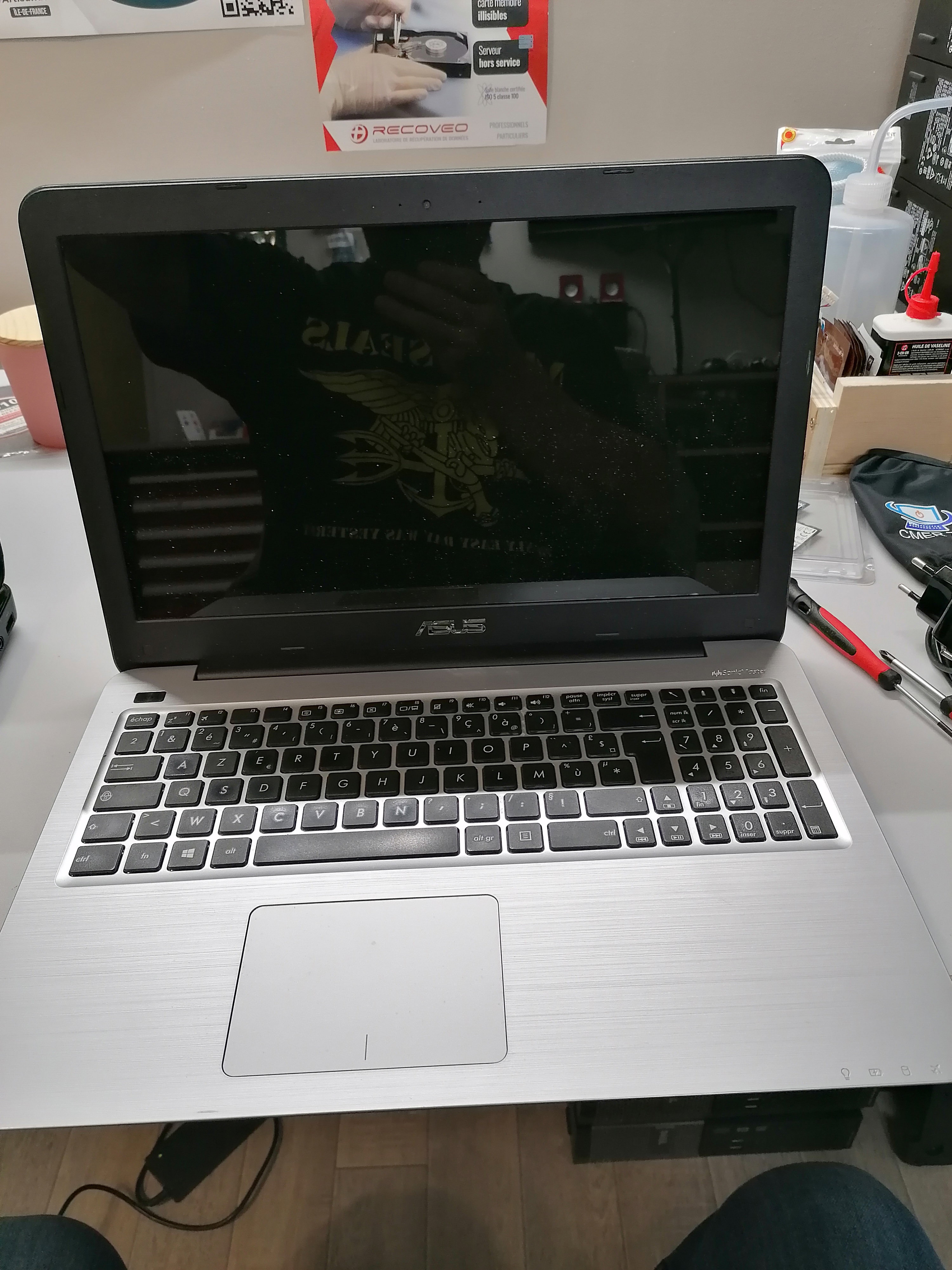 Quand la Technologie A Besoin d'Aide: Images de Réparations d'Ordinateurs