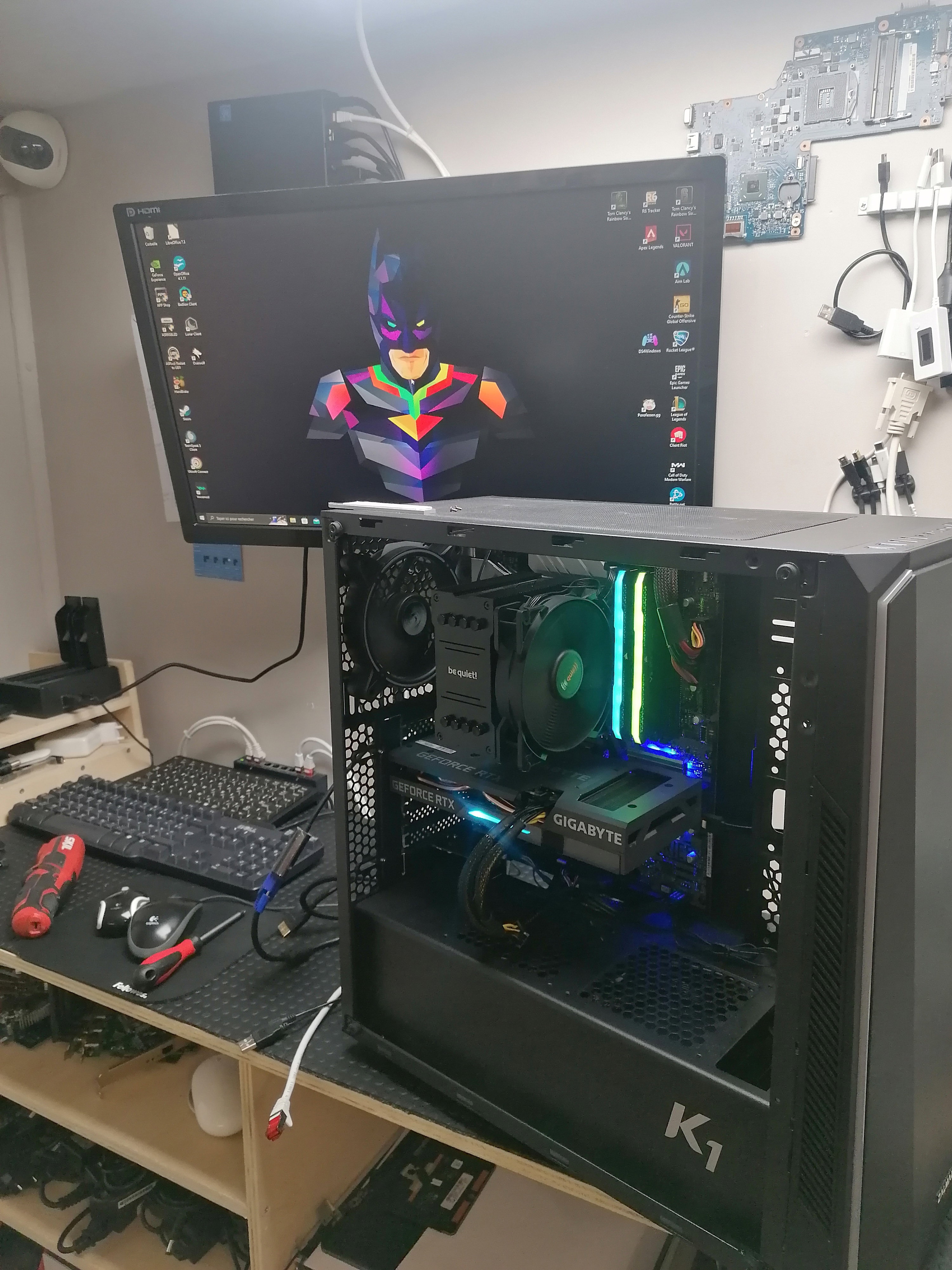 Quand la Technologie A Besoin d'Aide: Images de Réparations d'Ordinateurs