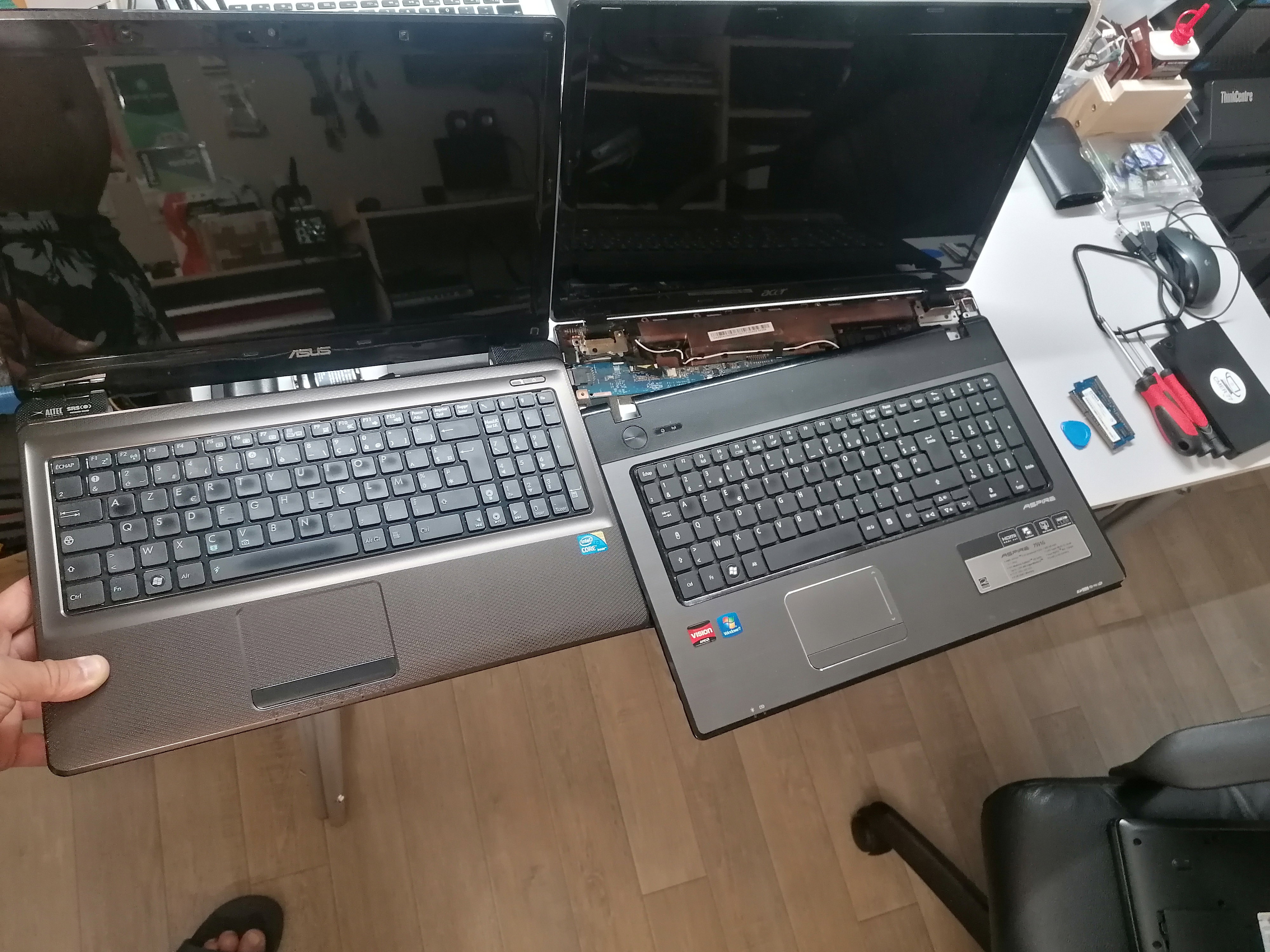 Quand la Technologie A Besoin d'Aide: Images de Réparations d'Ordinateurs