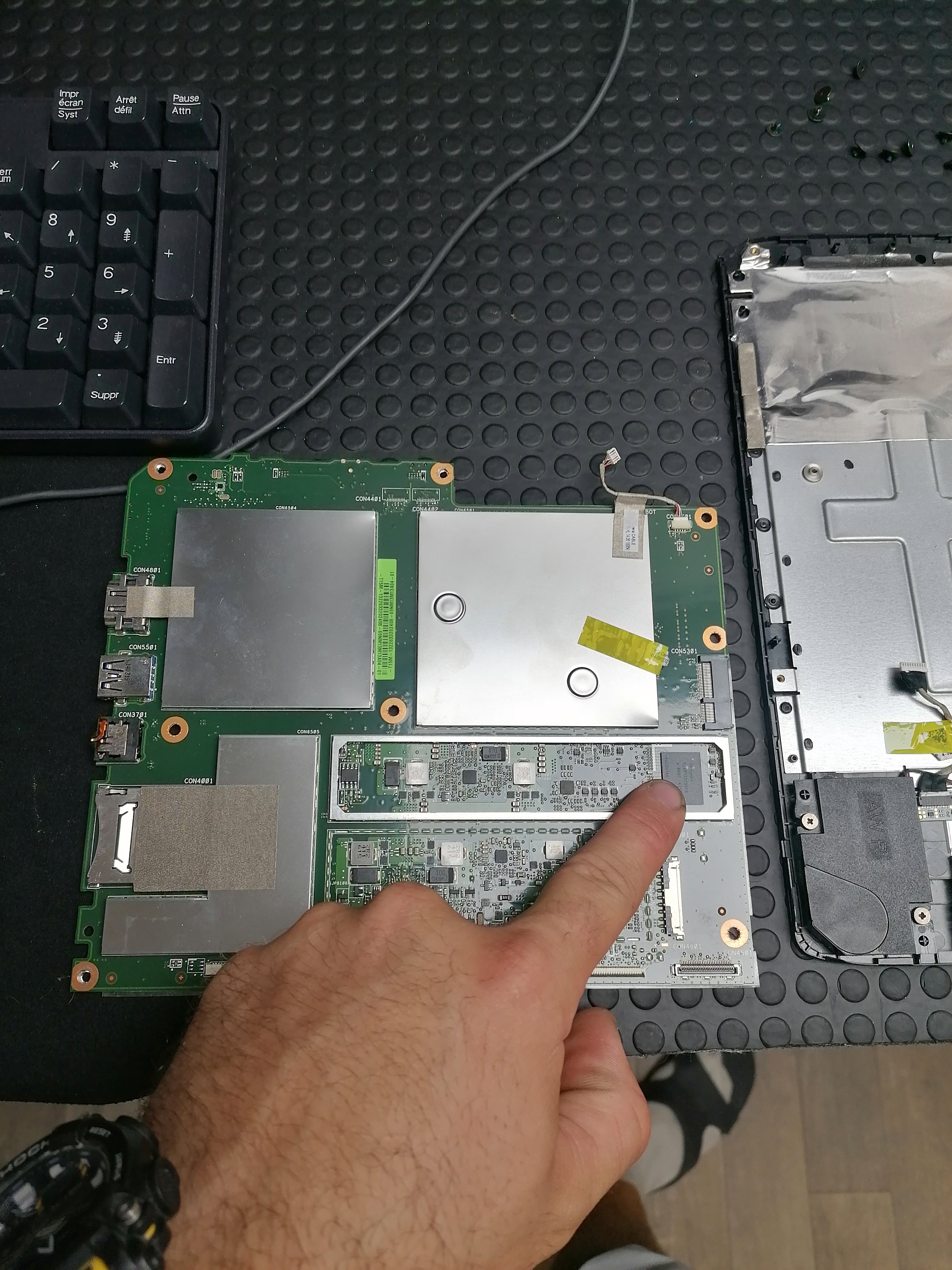 Quand la Technologie A Besoin d'Aide: Images de Réparations d'Ordinateurs