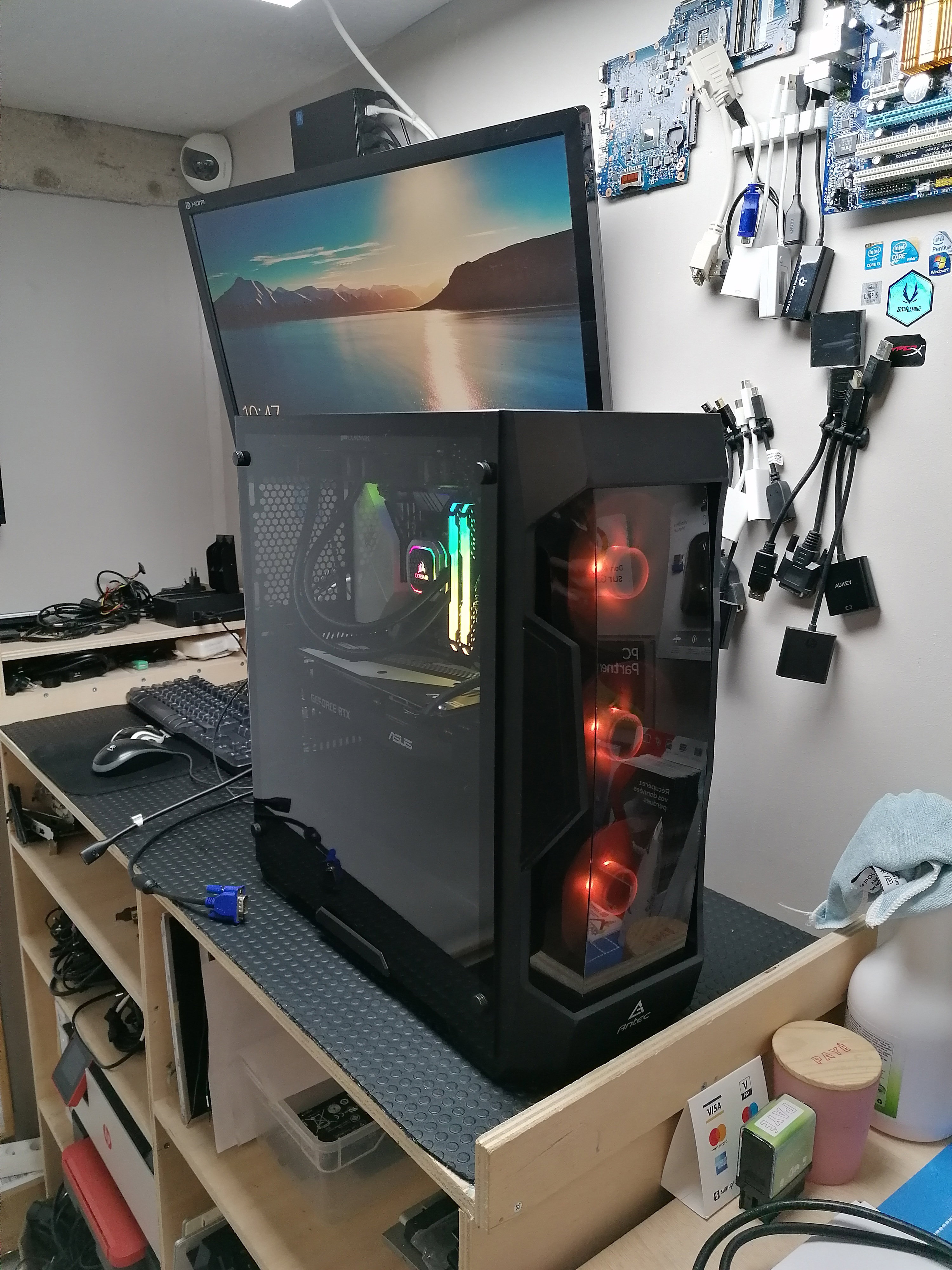 Quand la Technologie A Besoin d'Aide: Images de Réparations d'Ordinateurs