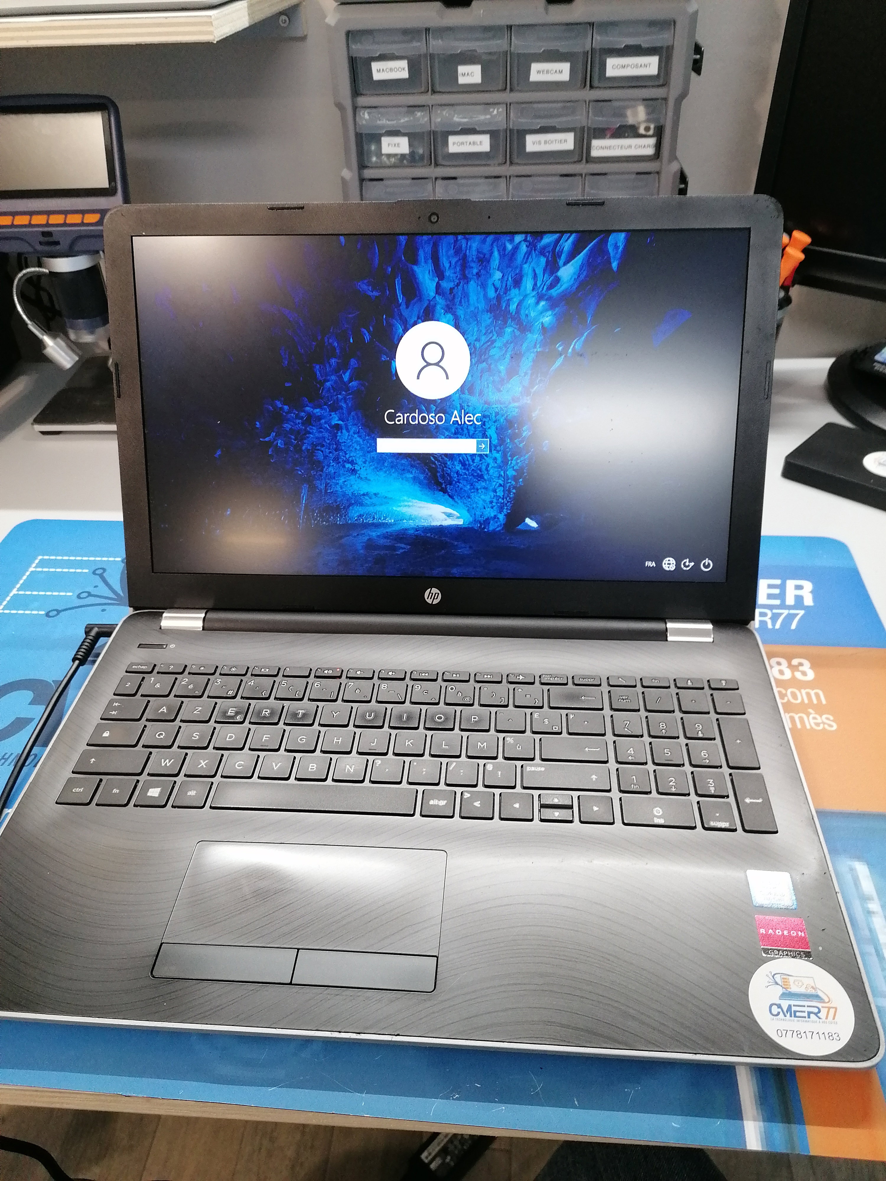 Quand la Technologie A Besoin d'Aide: Images de Réparations d'Ordinateurs