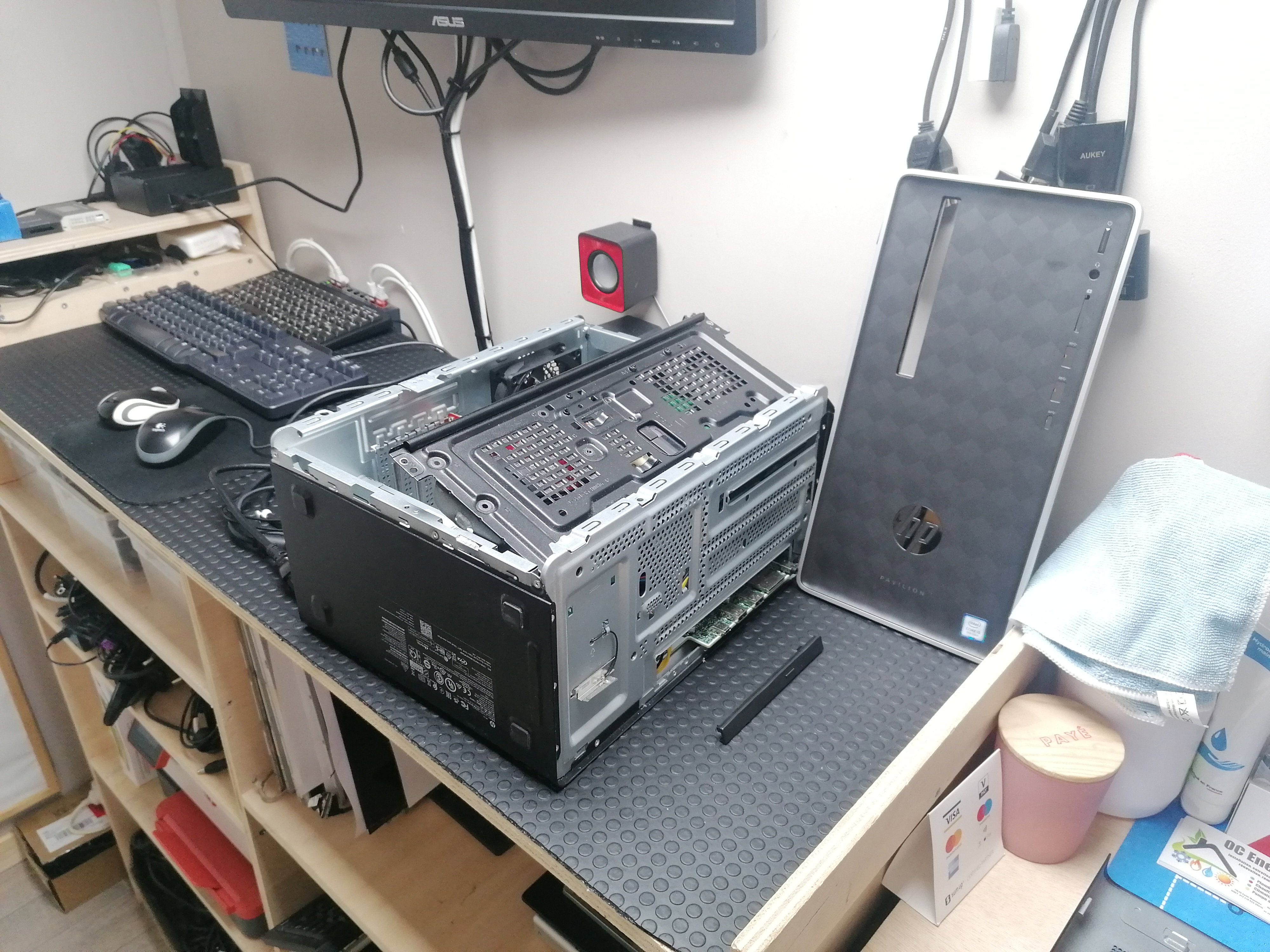 Quand la Technologie A Besoin d'Aide: Images de Réparations d'Ordinateurs