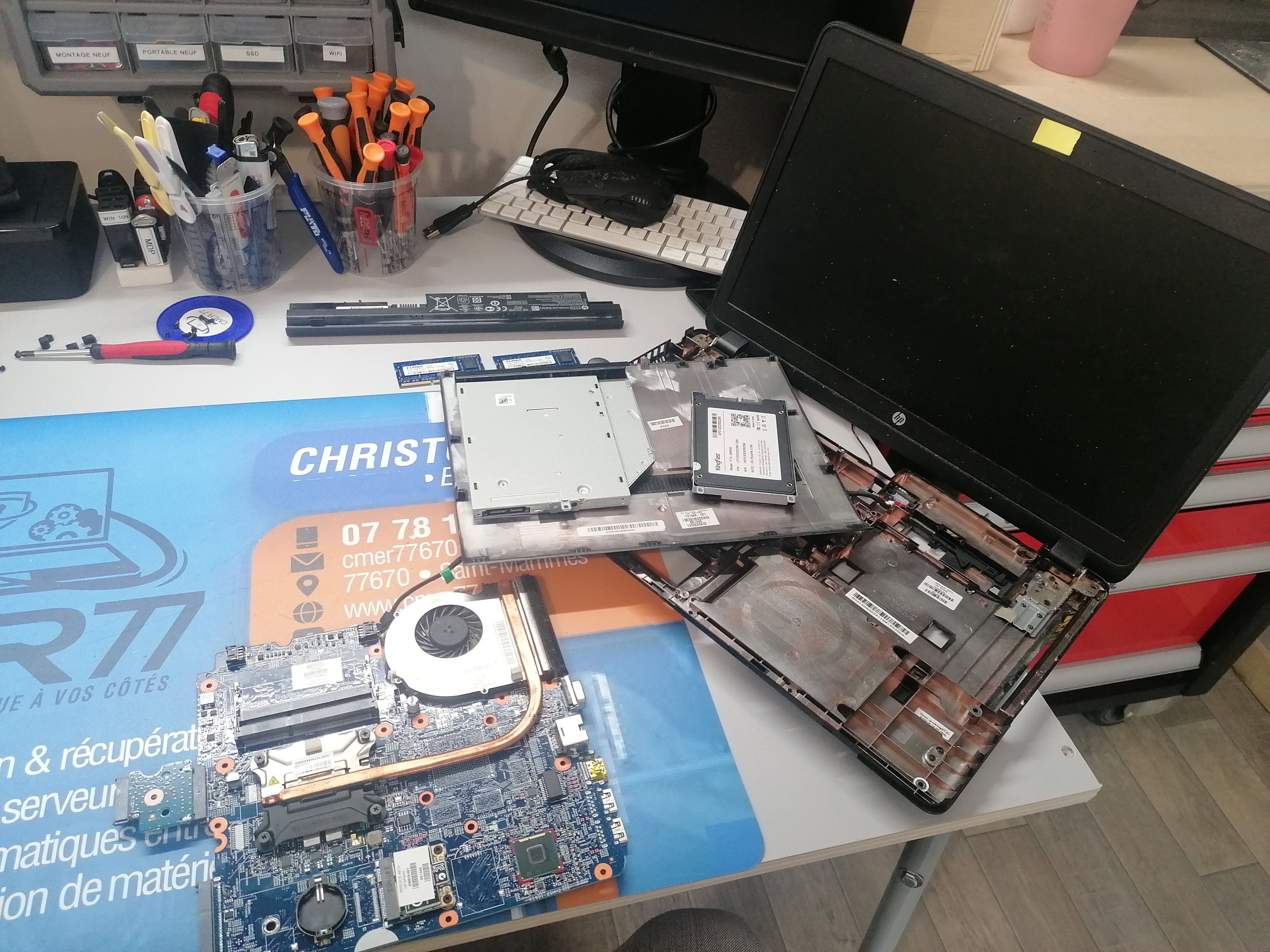 Quand la Technologie A Besoin d'Aide: Images de Réparations d'Ordinateurs