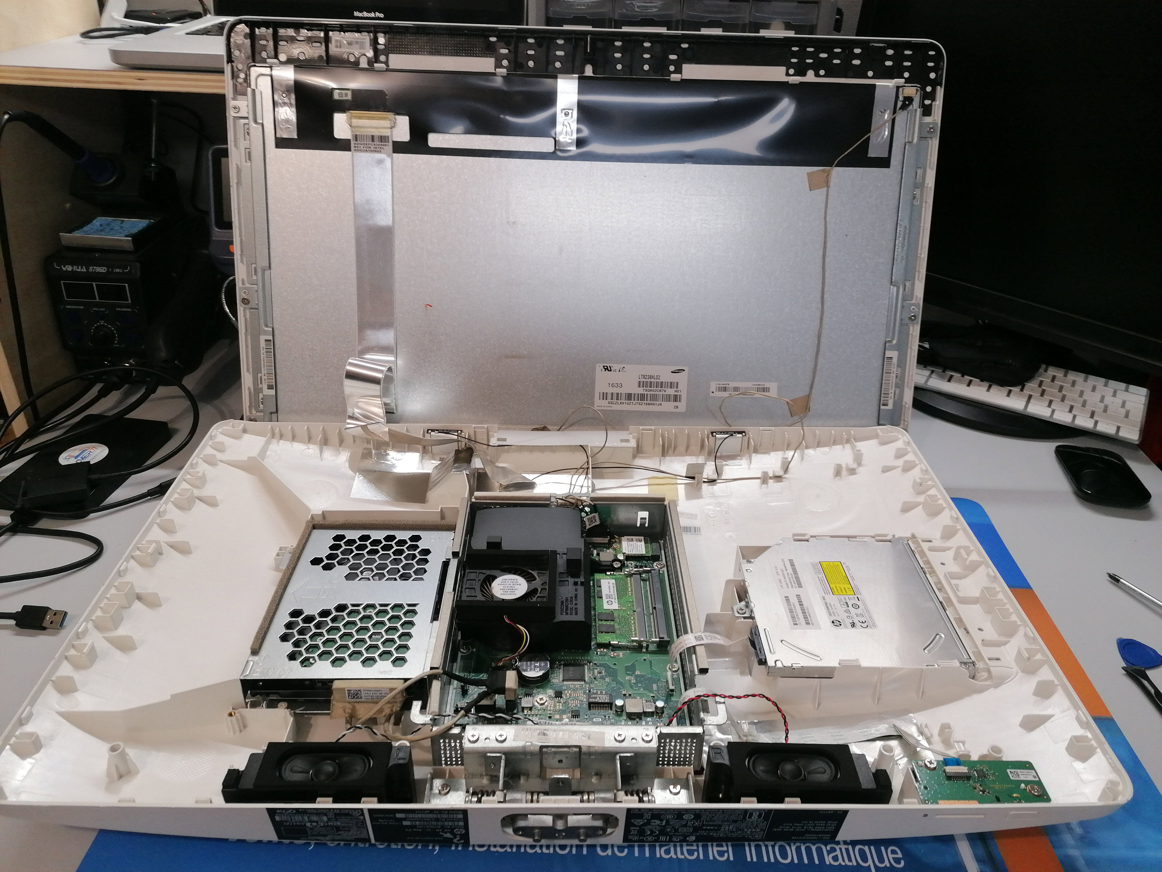 Quand la Technologie A Besoin d'Aide: Images de Réparations d'Ordinateurs