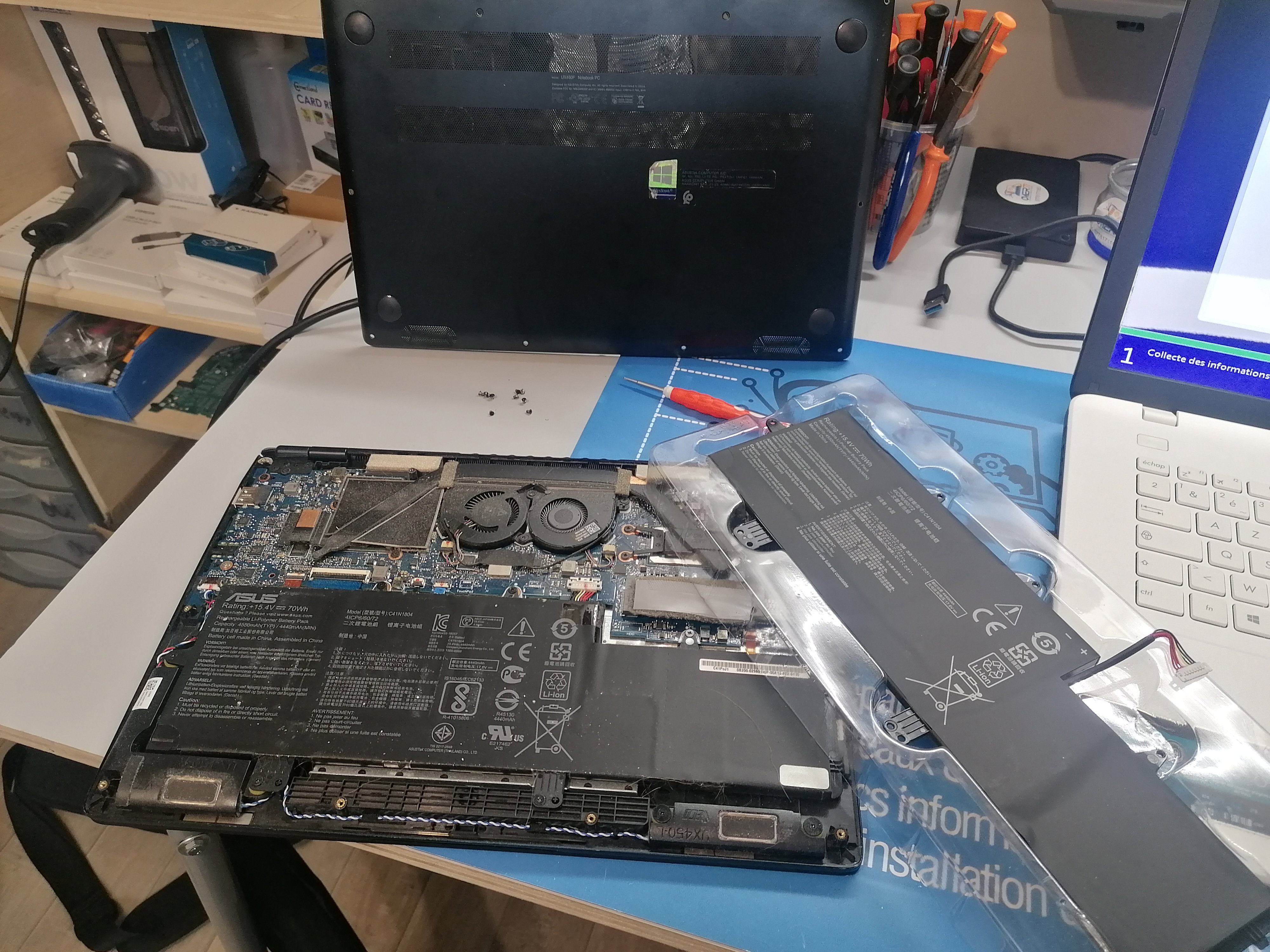 Quand la Technologie A Besoin d'Aide: Images de Réparations d'Ordinateurs