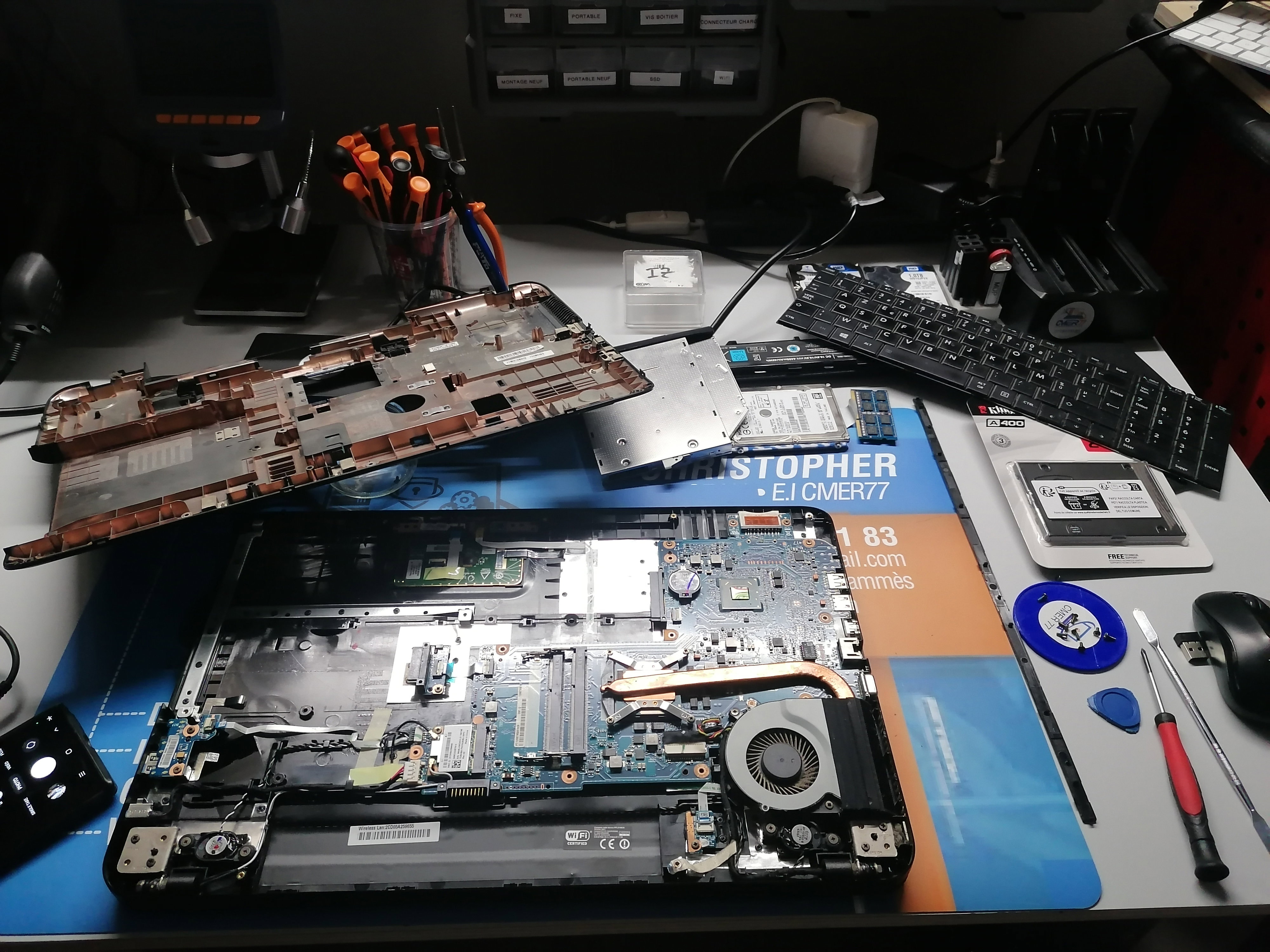 Quand la Technologie A Besoin d'Aide: Images de Réparations d'Ordinateurs