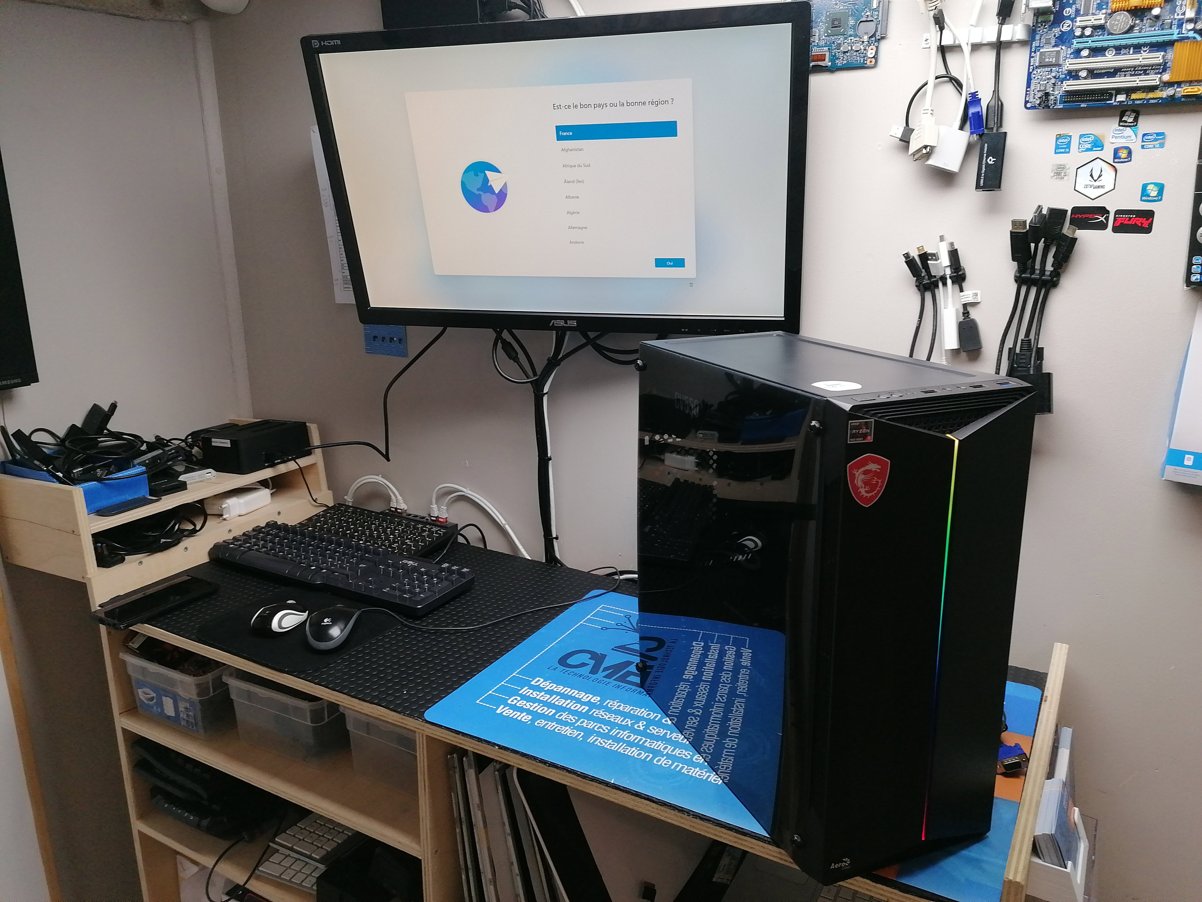 Quand la Technologie A Besoin d'Aide: Images de Réparations d'Ordinateurs