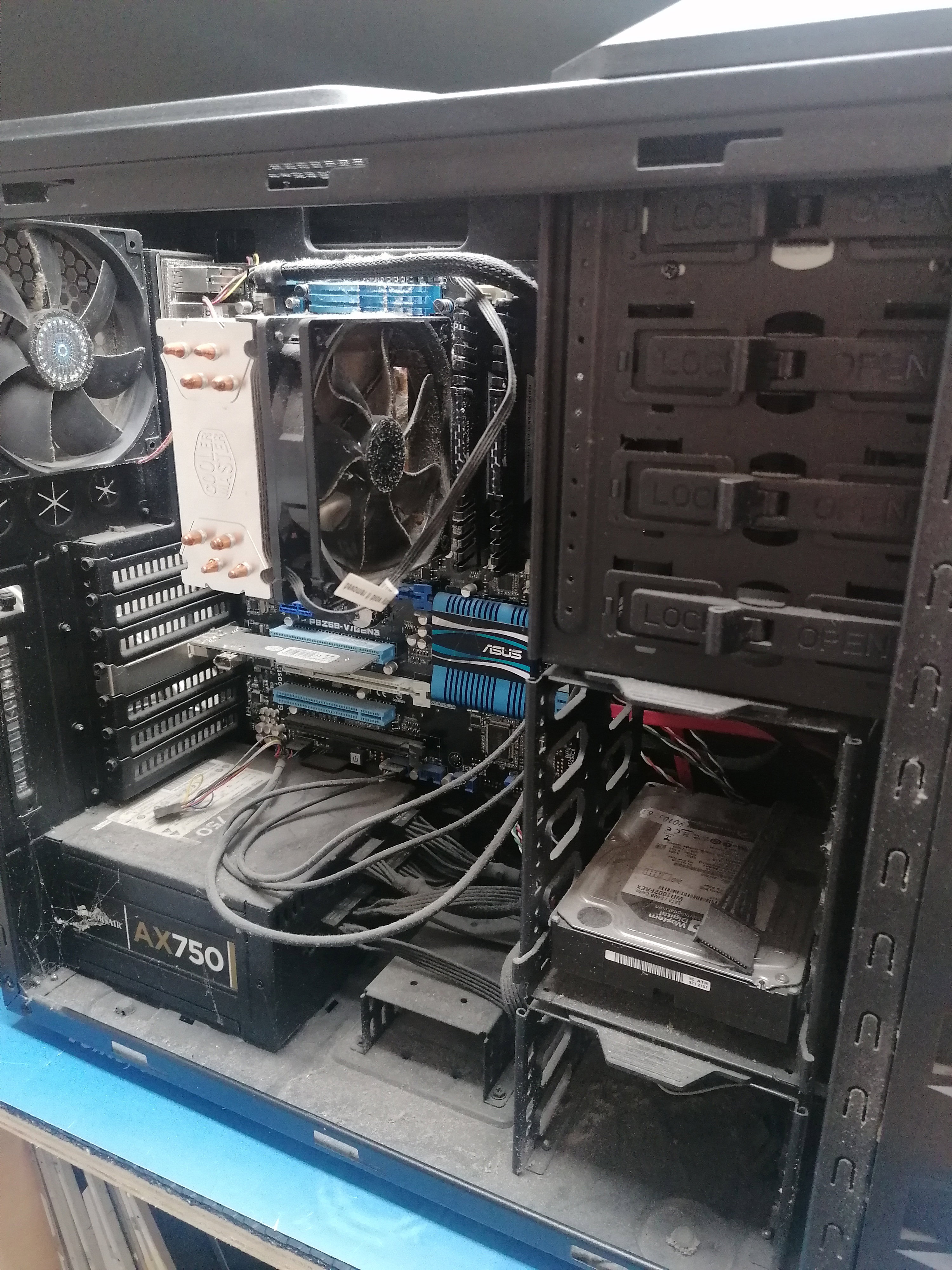 Quand la Technologie A Besoin d'Aide: Images de Réparations d'Ordinateurs