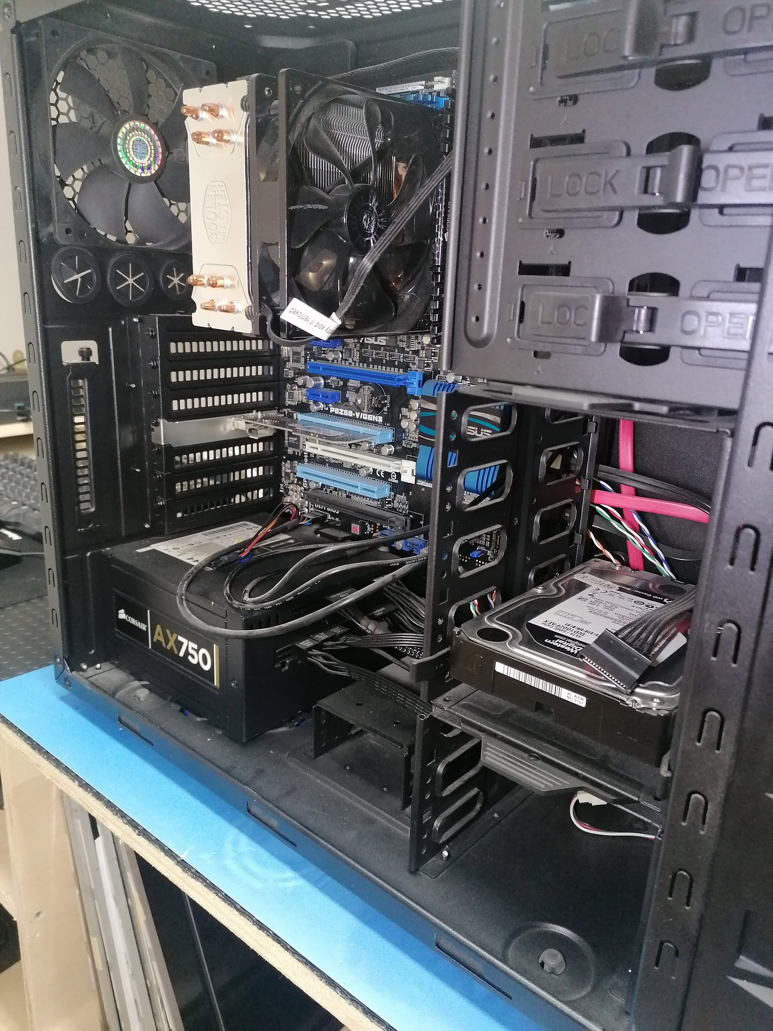 Quand la Technologie A Besoin d'Aide: Images de Réparations d'Ordinateurs