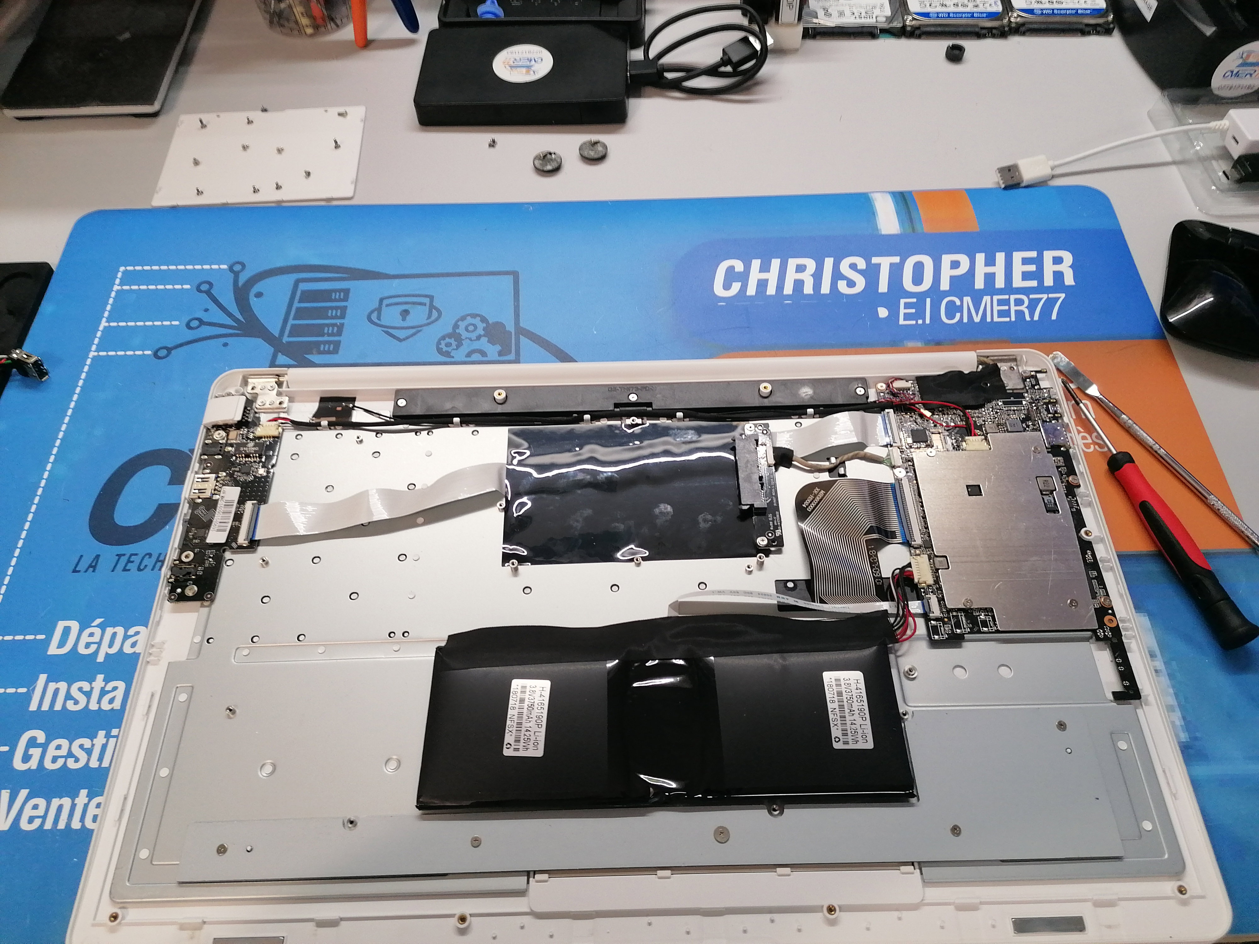 Quand la Technologie A Besoin d'Aide: Images de Réparations d'Ordinateurs