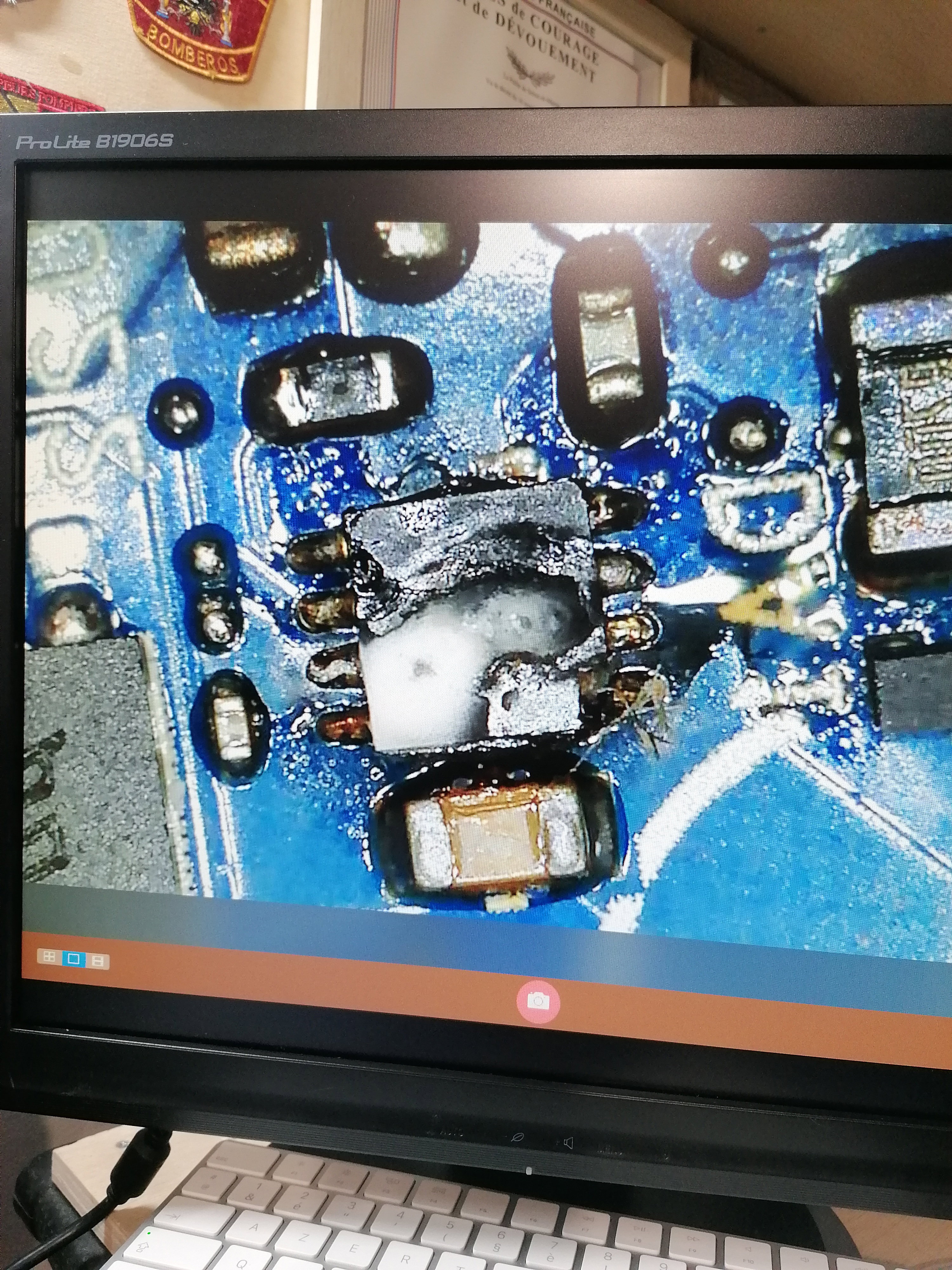 Au Coeur de la Technologie : Photos de Micro-Soudure Réparatrice