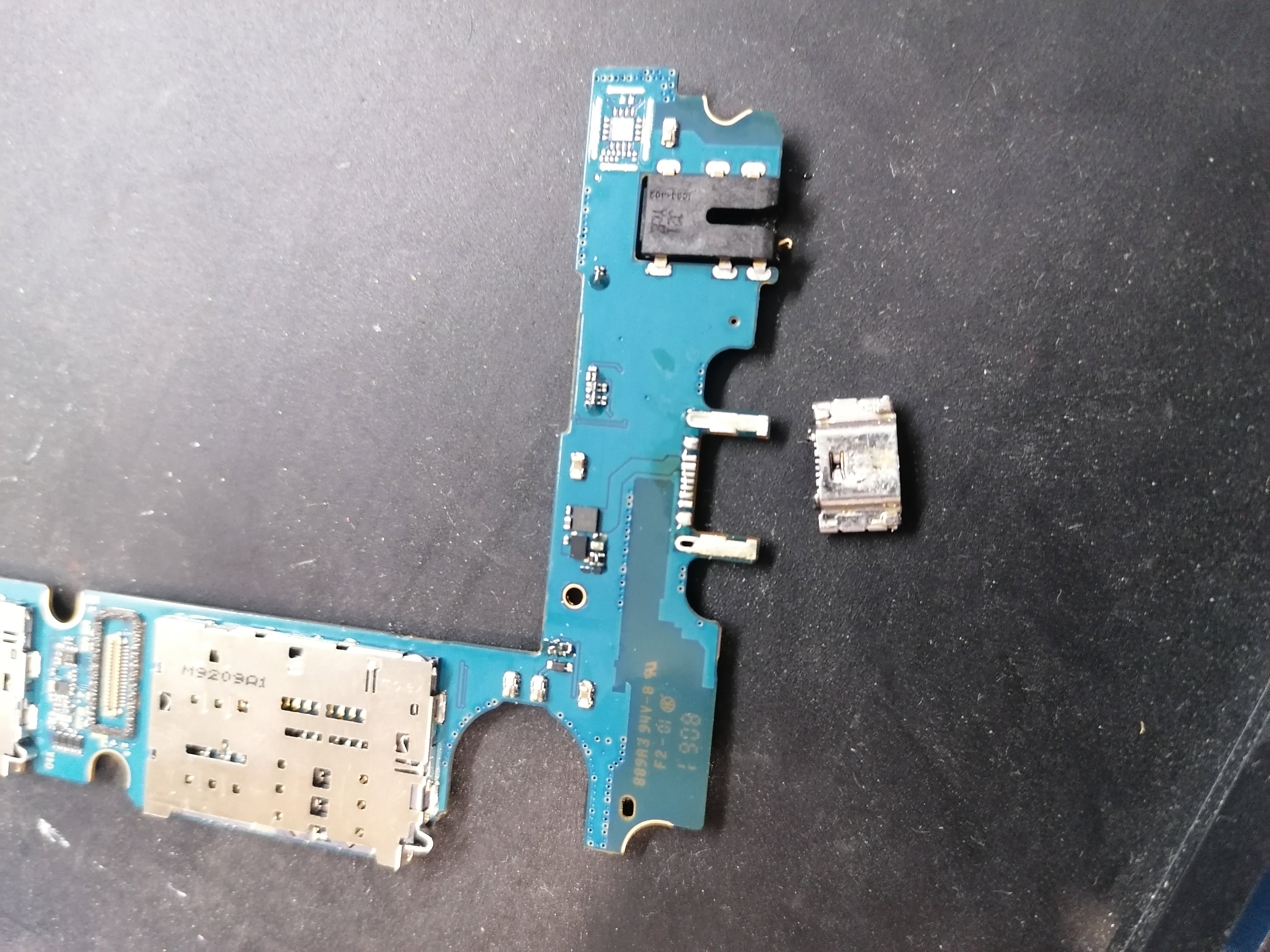 Au Coeur de la Technologie : Photos de Micro-Soudure Réparatrice