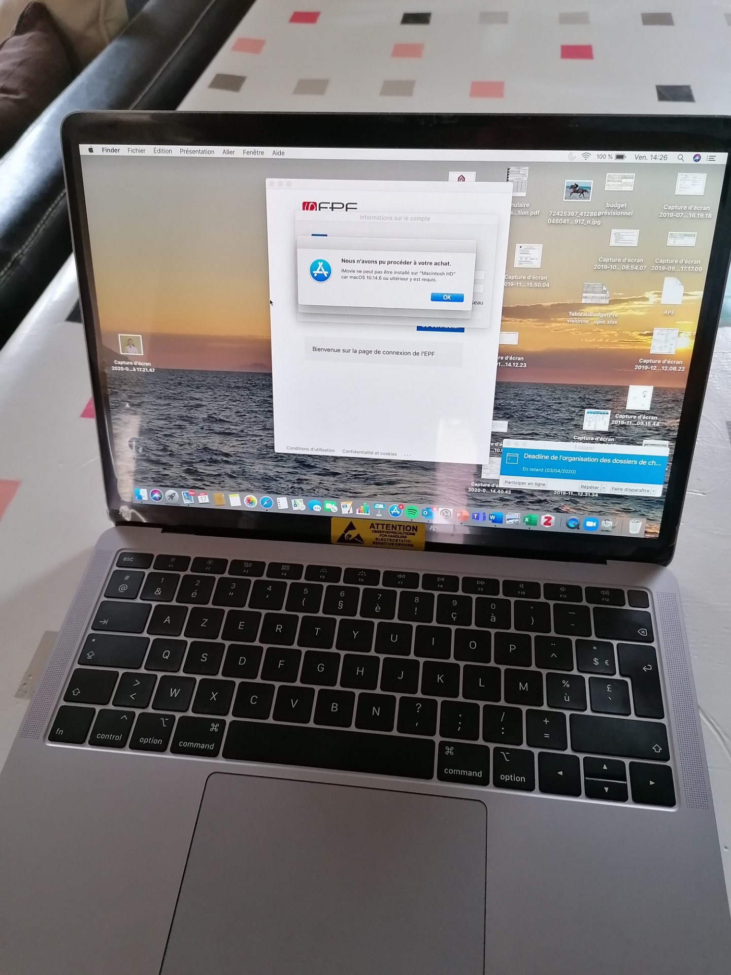 Quand la Technologie A Besoin d'Aide: Images de Réparations d'Ordinateurs