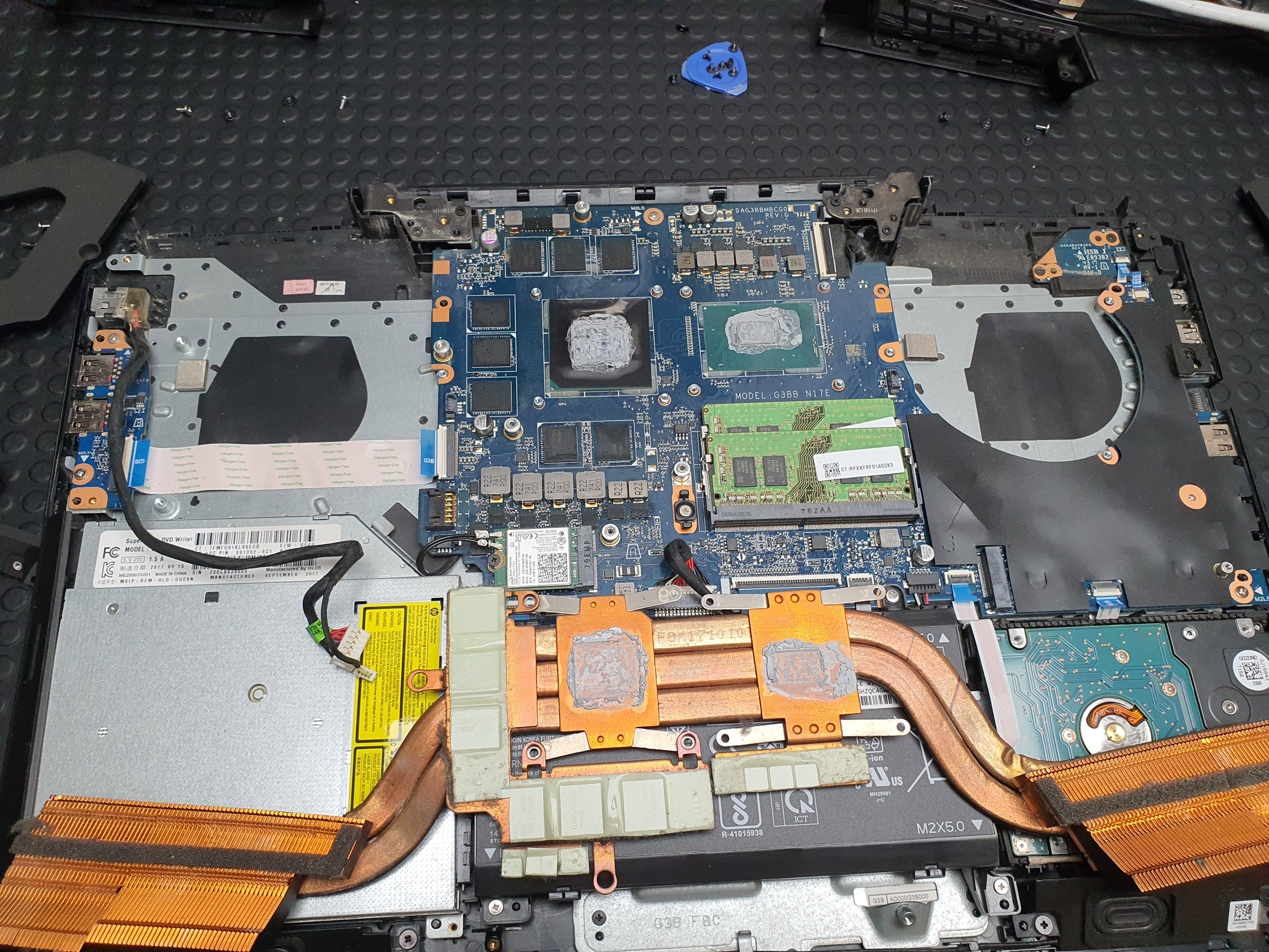 Quand la Technologie A Besoin d'Aide: Images de Réparations d'Ordinateurs