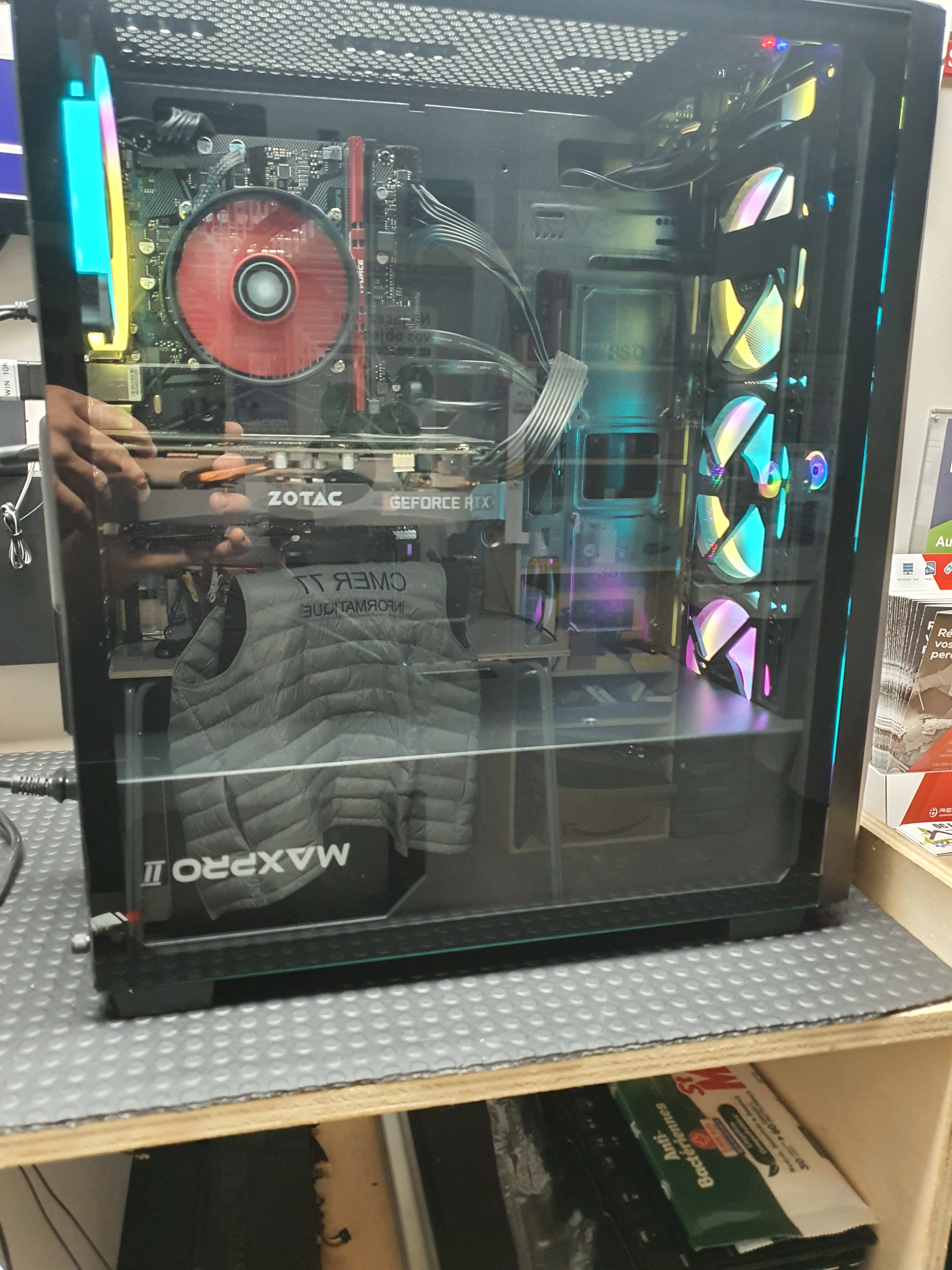 Quand la Technologie A Besoin d'Aide: Images de Réparations d'Ordinateurs