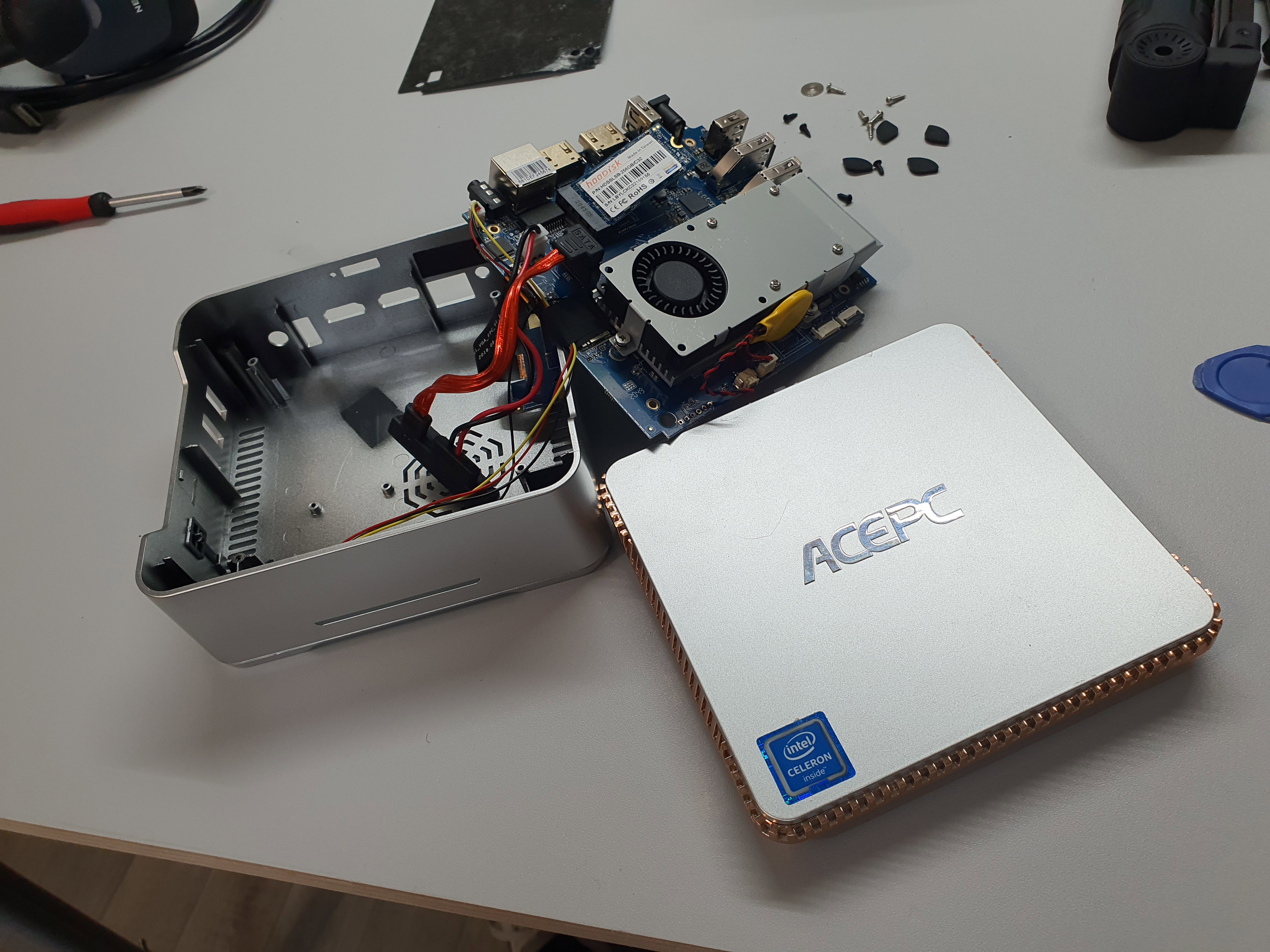 Quand la Technologie A Besoin d'Aide: Images de Réparations d'Ordinateurs