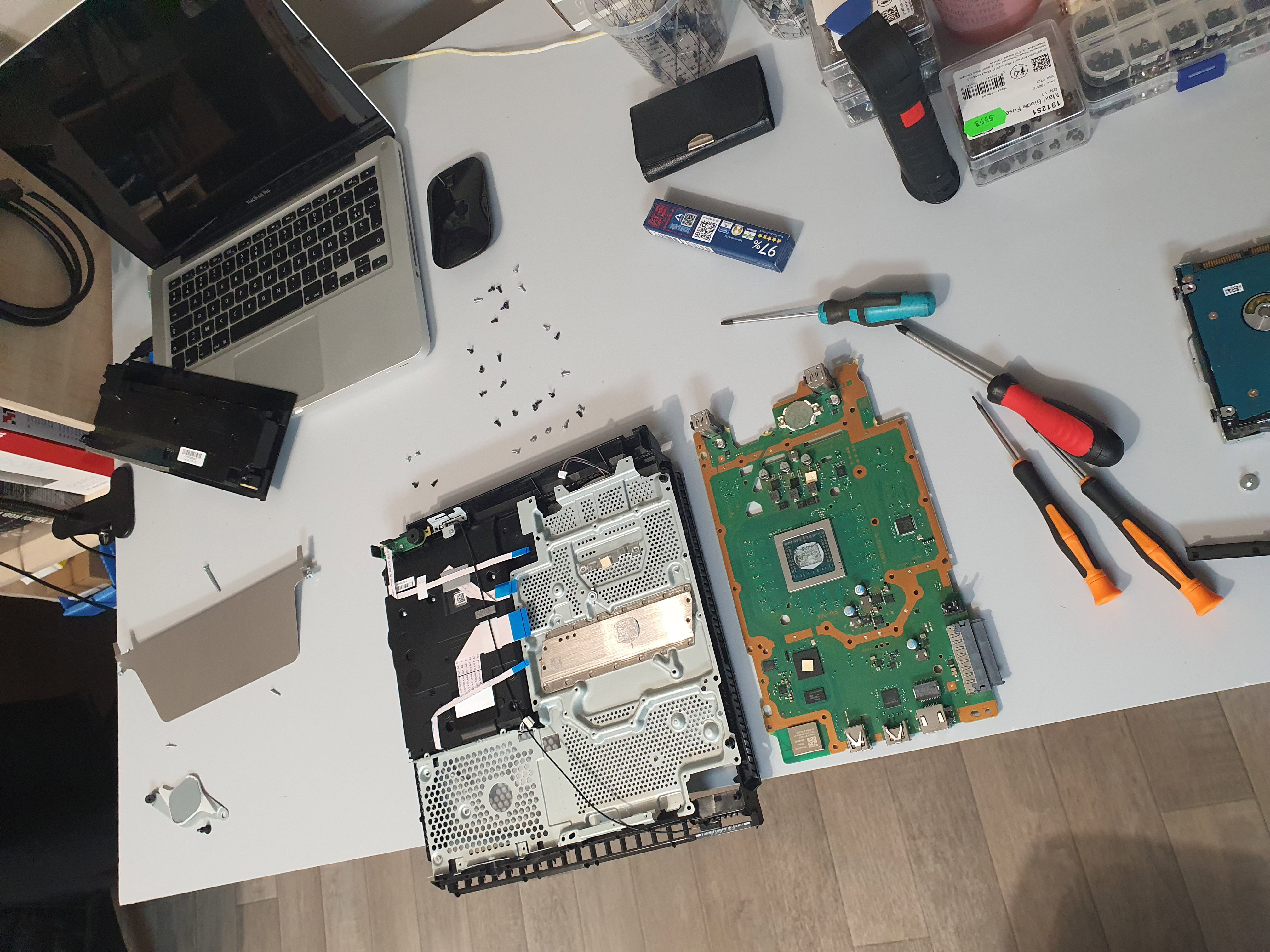 Quand la Technologie A Besoin d'Aide: Images de Réparations d'Ordinateurs