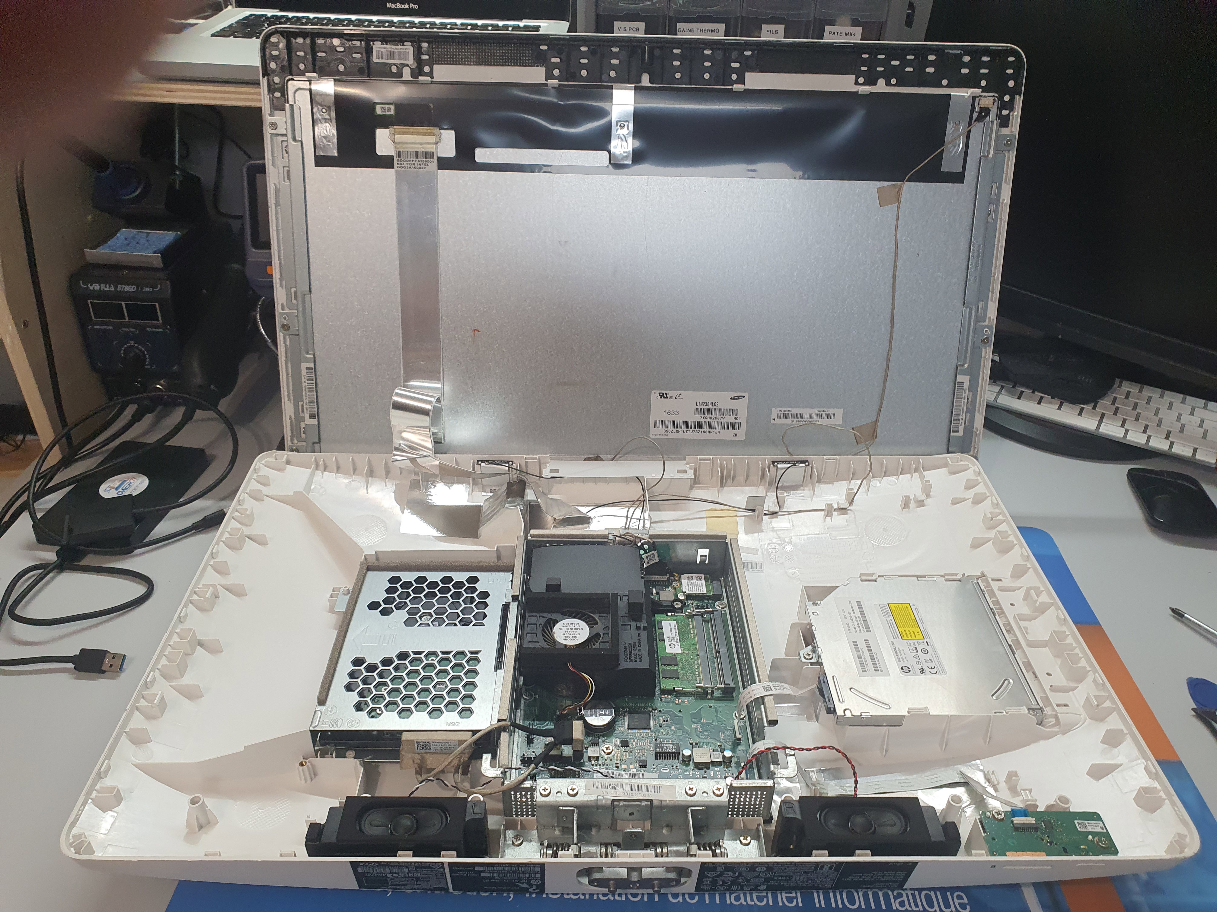 Quand la Technologie A Besoin d'Aide: Images de Réparations d'Ordinateurs