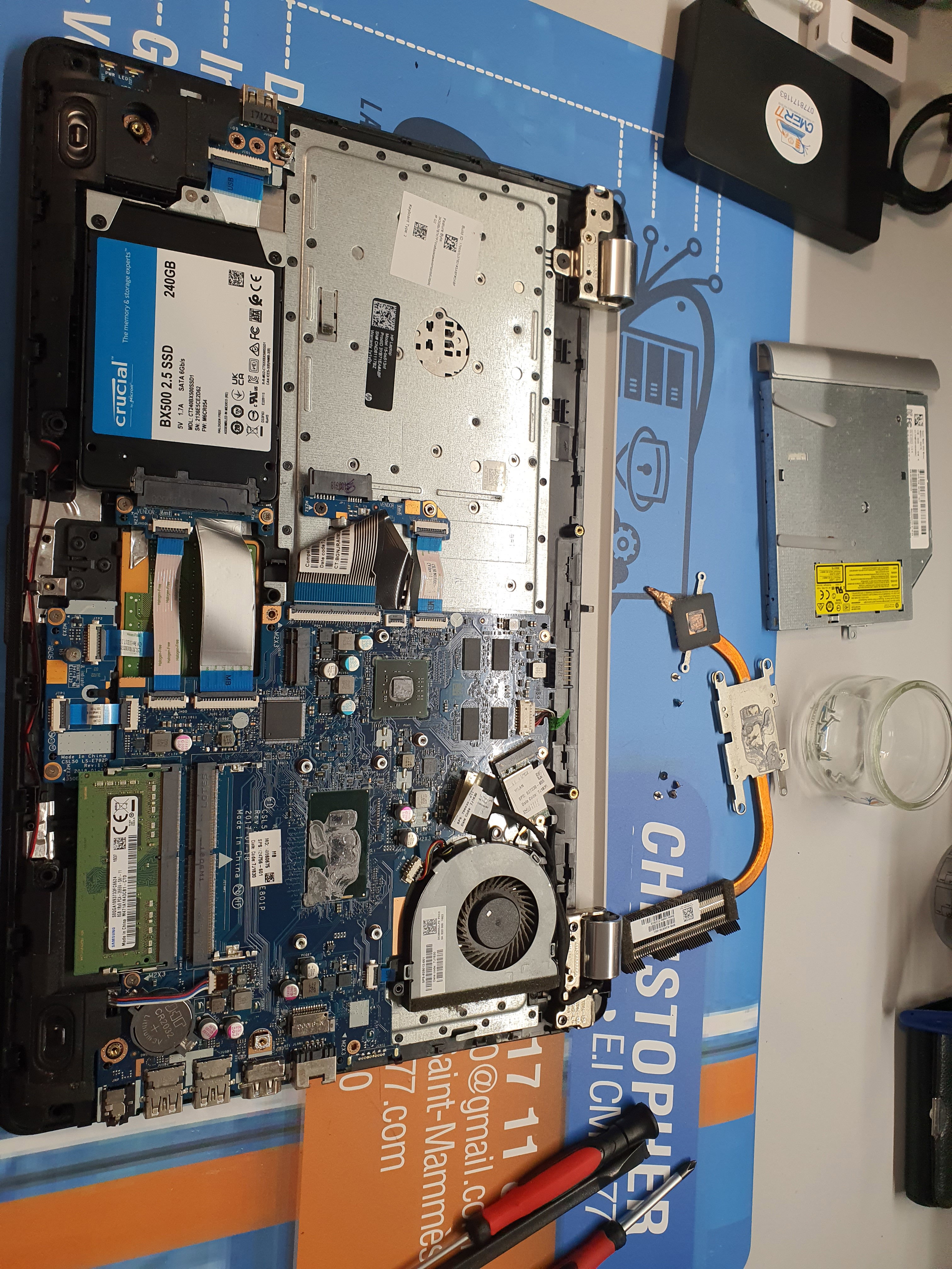 Quand la Technologie A Besoin d'Aide: Images de Réparations d'Ordinateurs