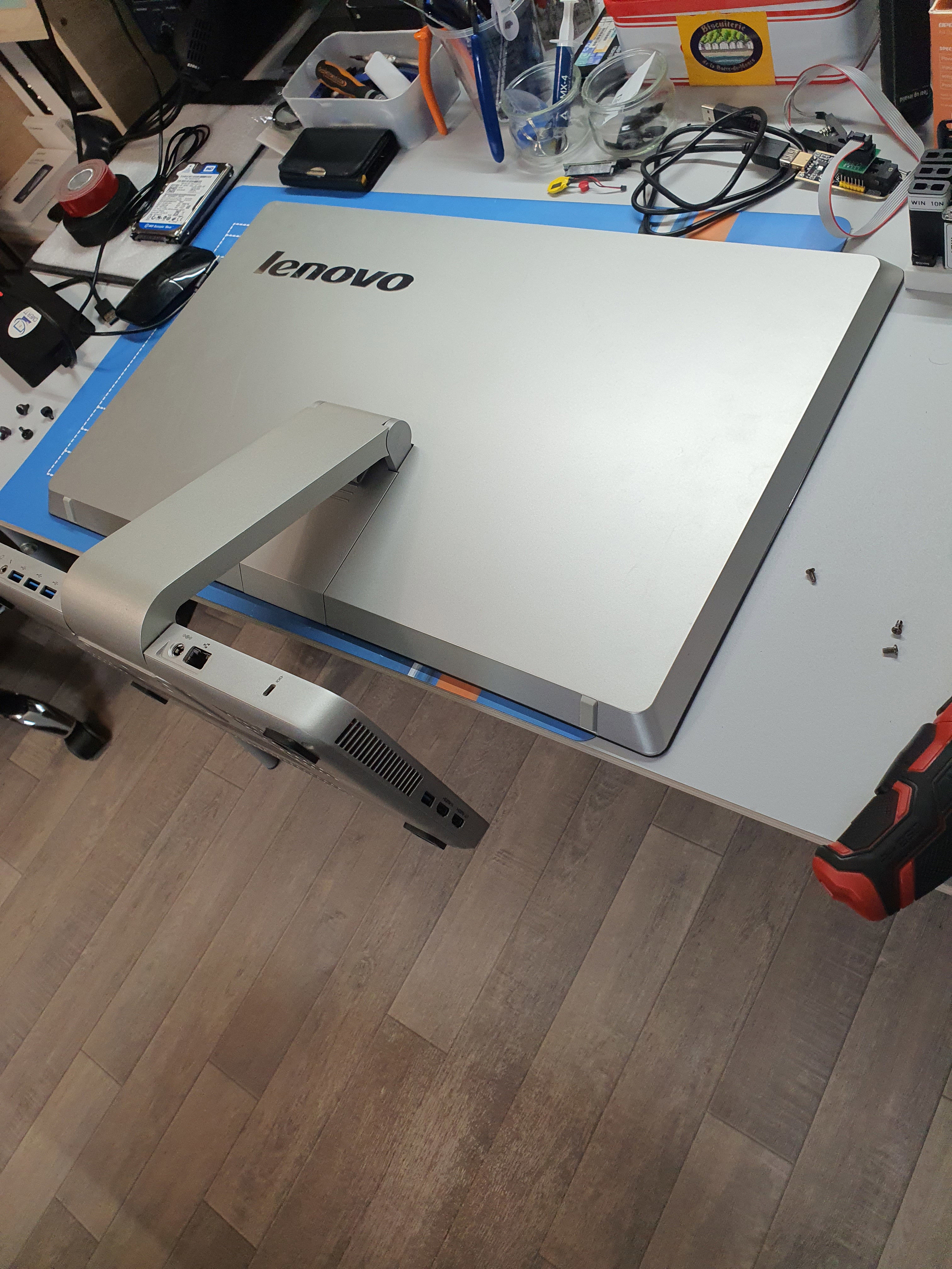 Quand la Technologie A Besoin d'Aide: Images de Réparations d'Ordinateurs