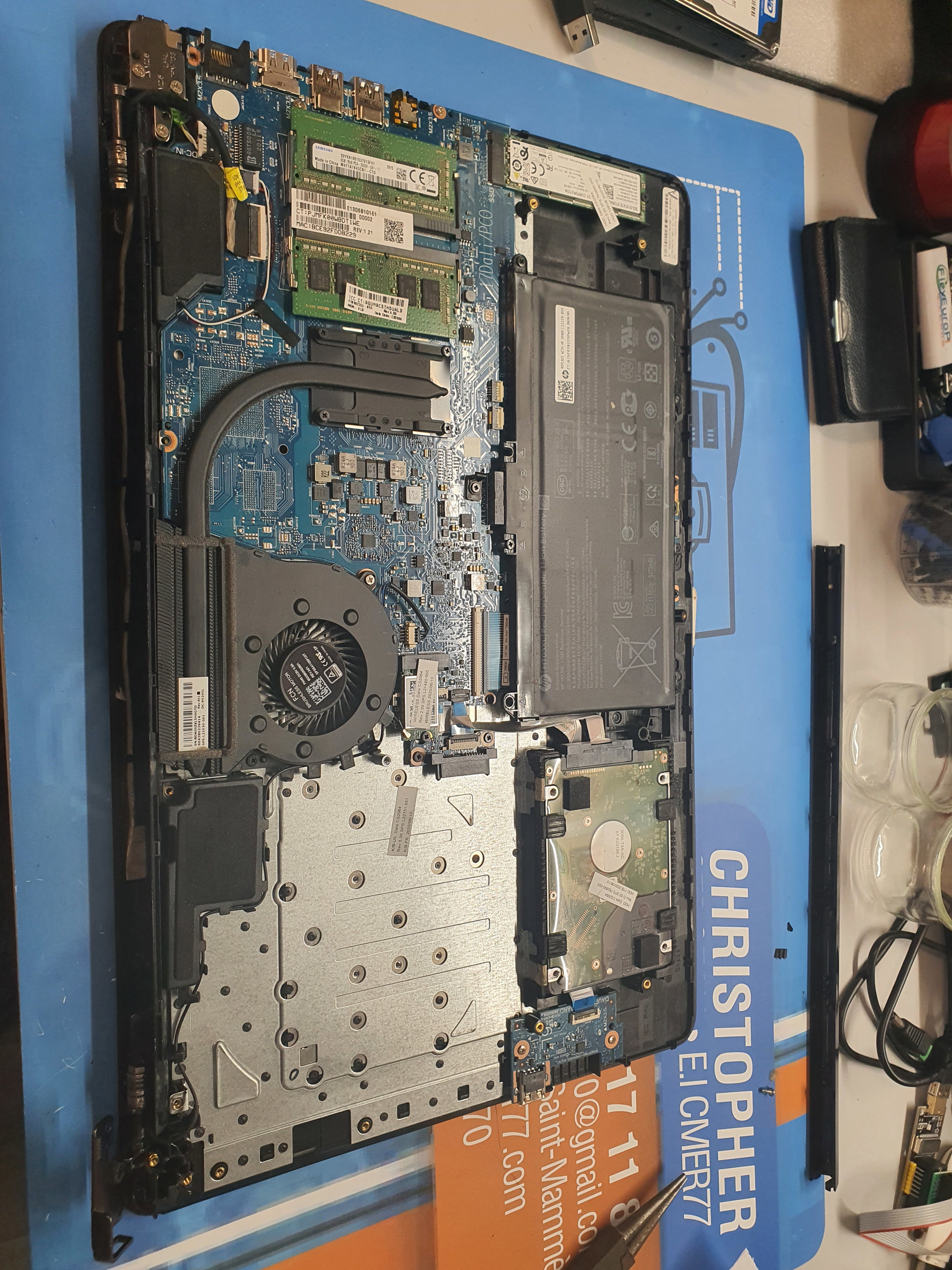 Quand la Technologie A Besoin d'Aide: Images de Réparations d'Ordinateurs