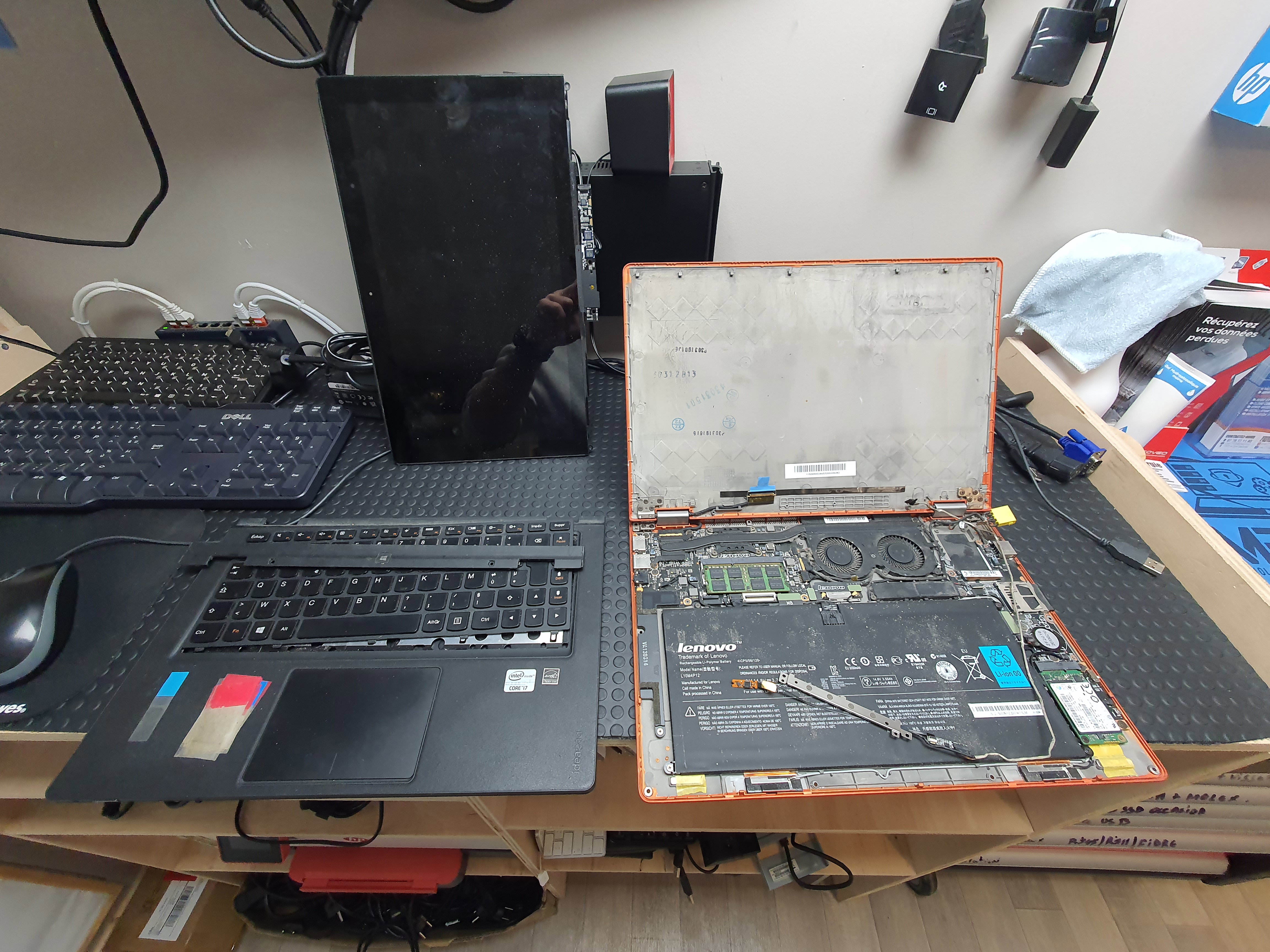 Quand la Technologie A Besoin d'Aide: Images de Réparations d'Ordinateurs