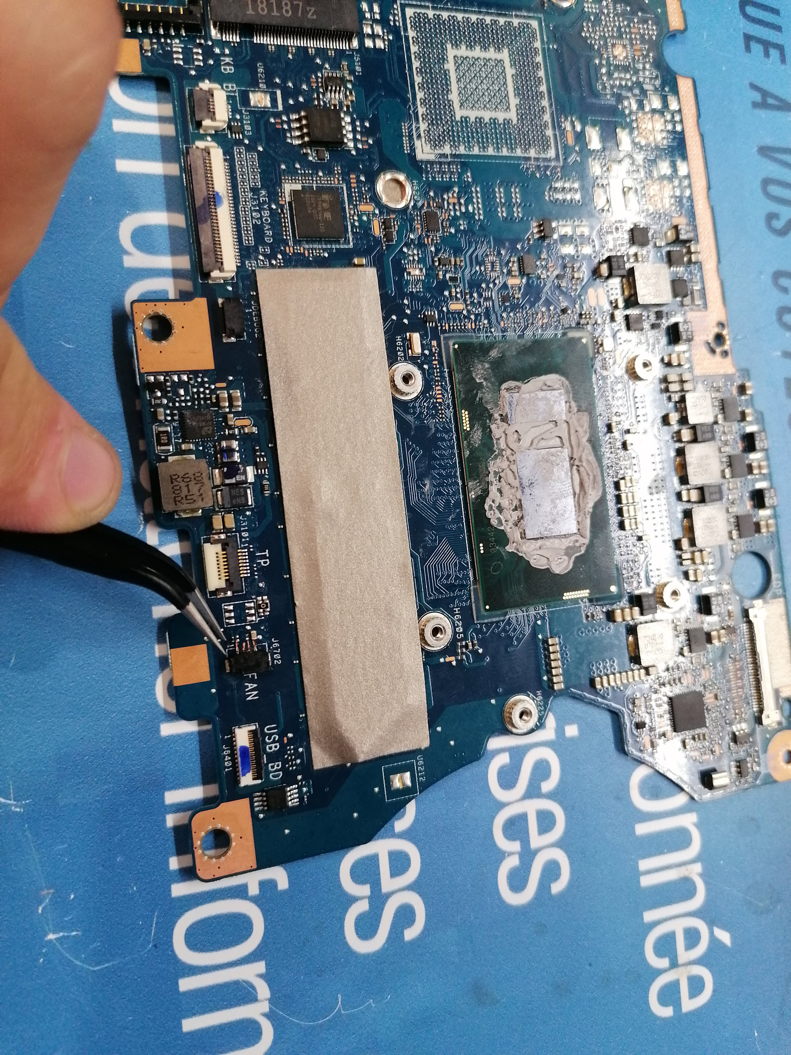 Au Coeur de la Technologie : Photos de Micro-Soudure Réparatrice