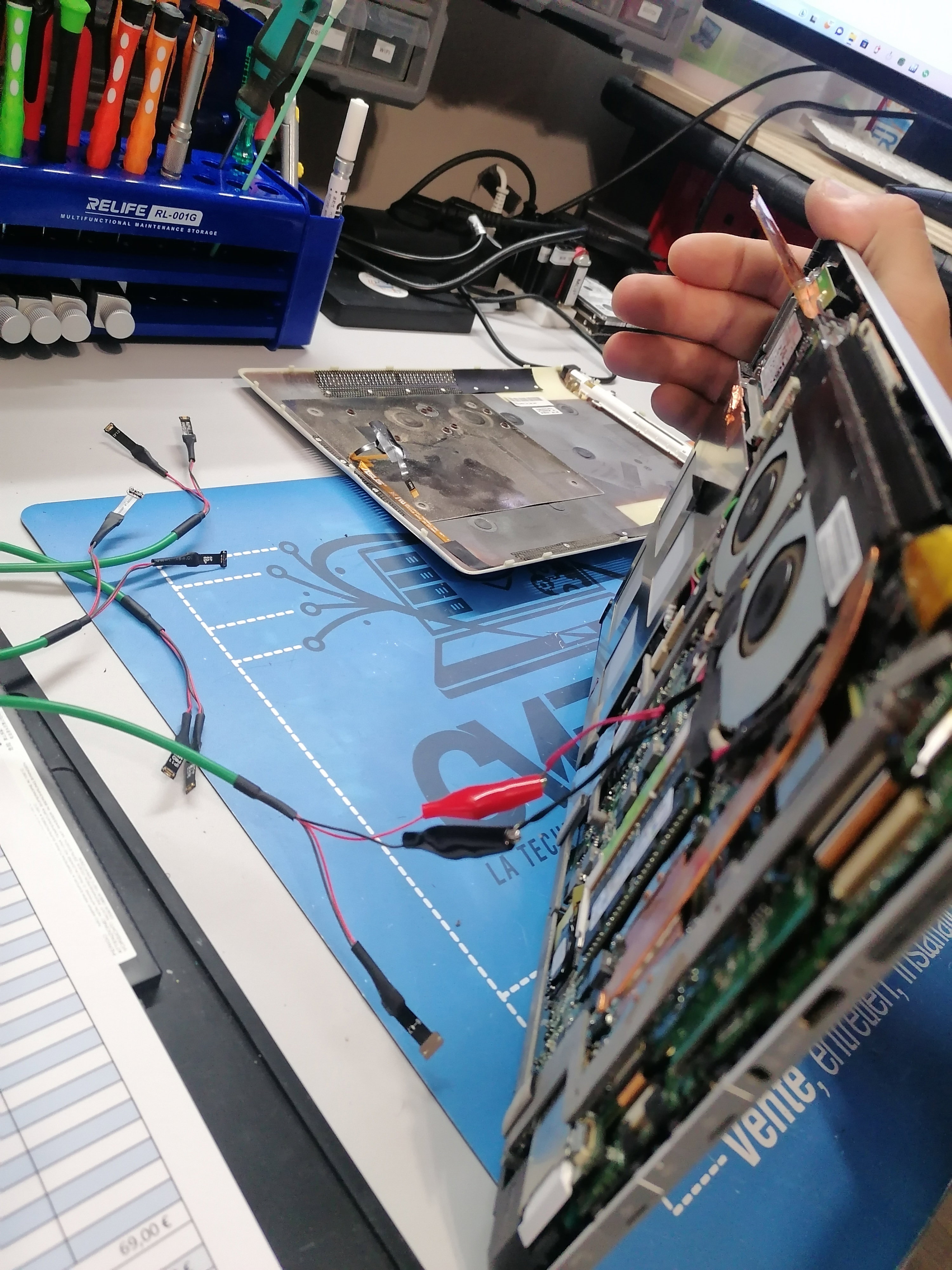 Au Coeur de la Technologie : Photos de Micro-Soudure Réparatrice