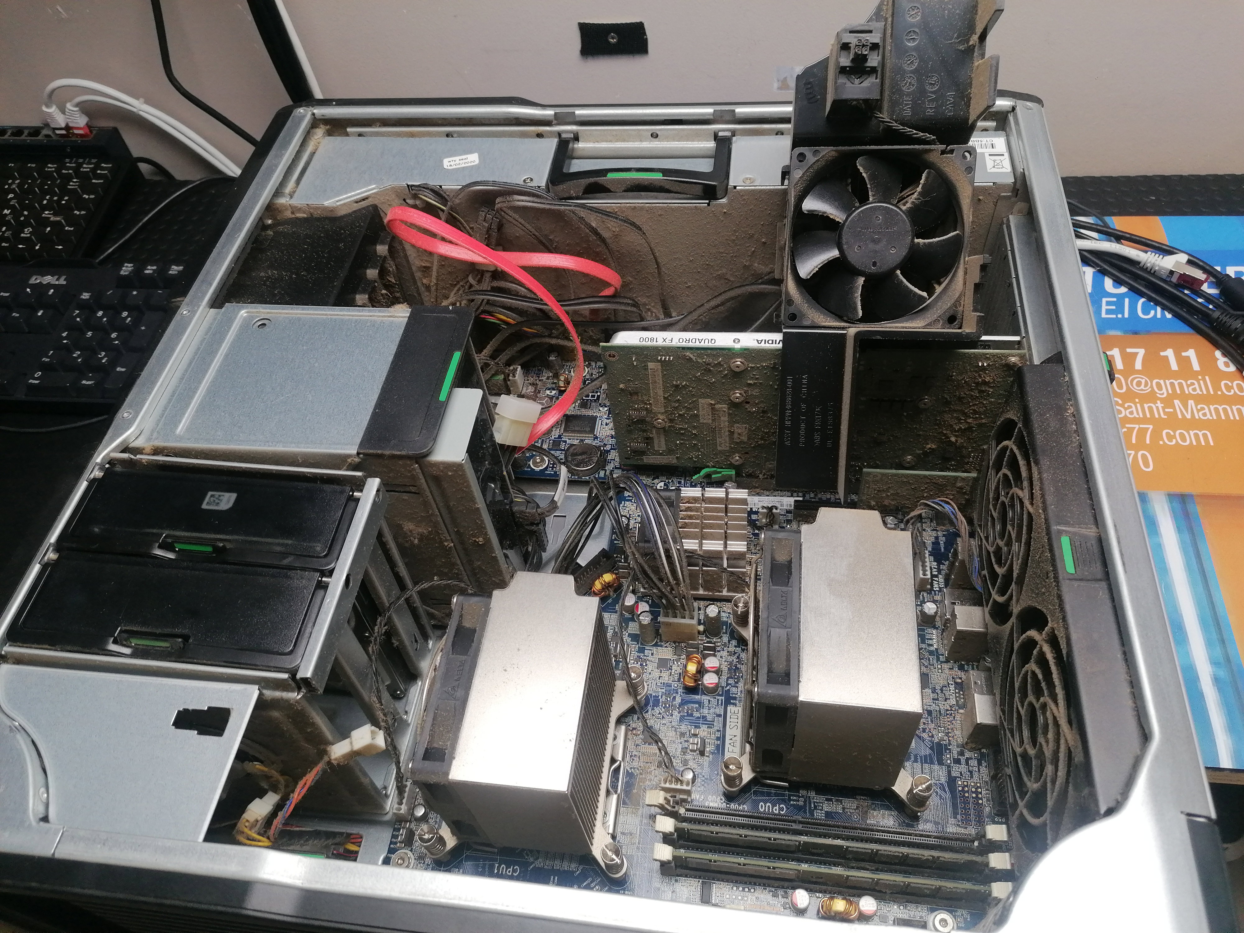 Quand la Technologie A Besoin d'Aide: Images de Réparations d'Ordinateurs