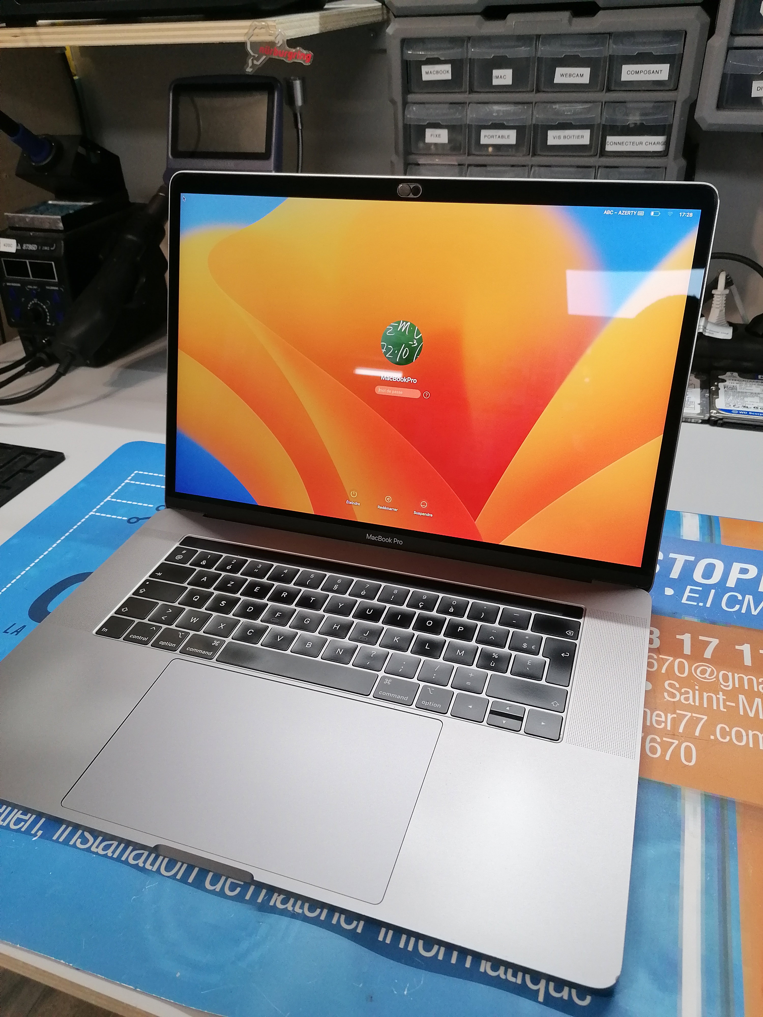 Quand la Technologie A Besoin d'Aide: Images de Réparations d'Ordinateurs