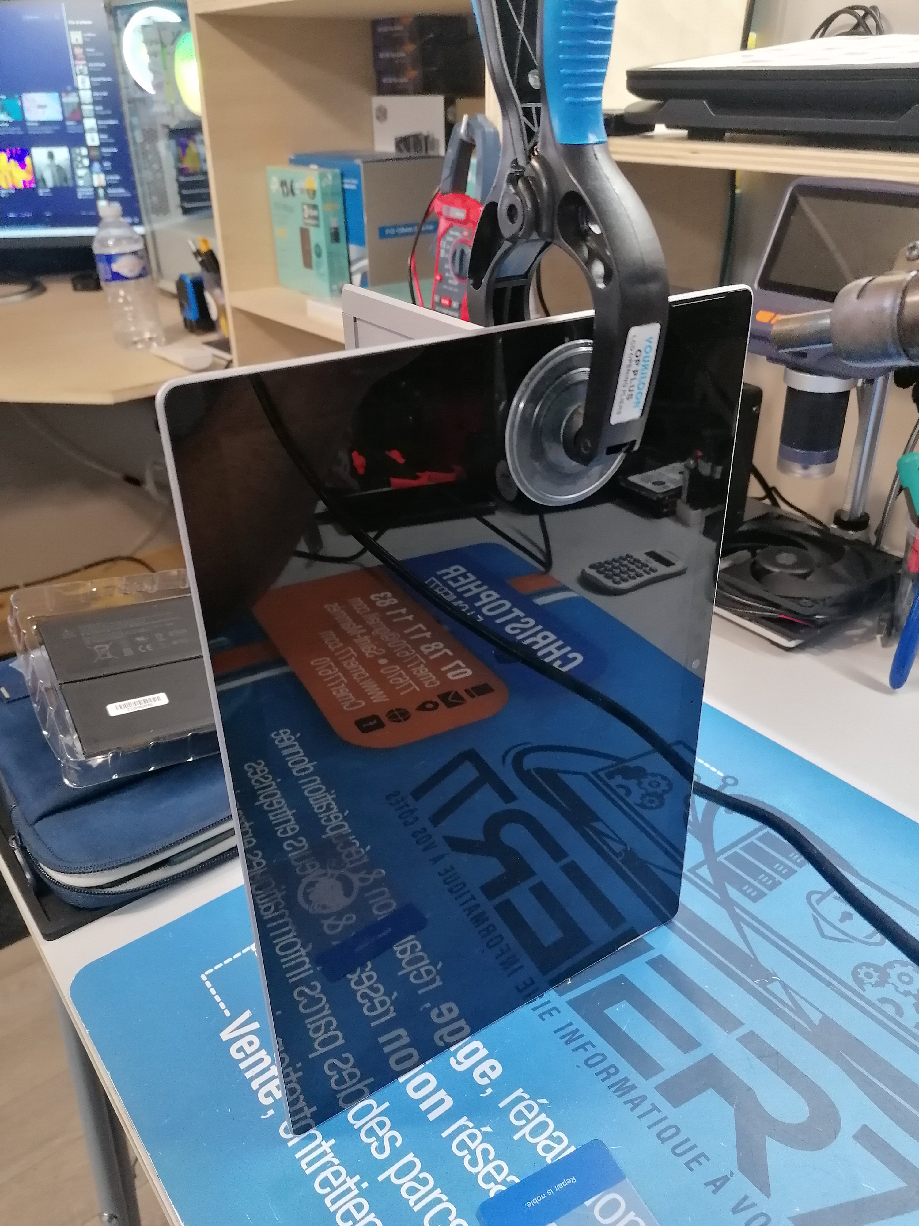 Quand la Technologie A Besoin d'Aide: Images de Réparations d'Ordinateurs