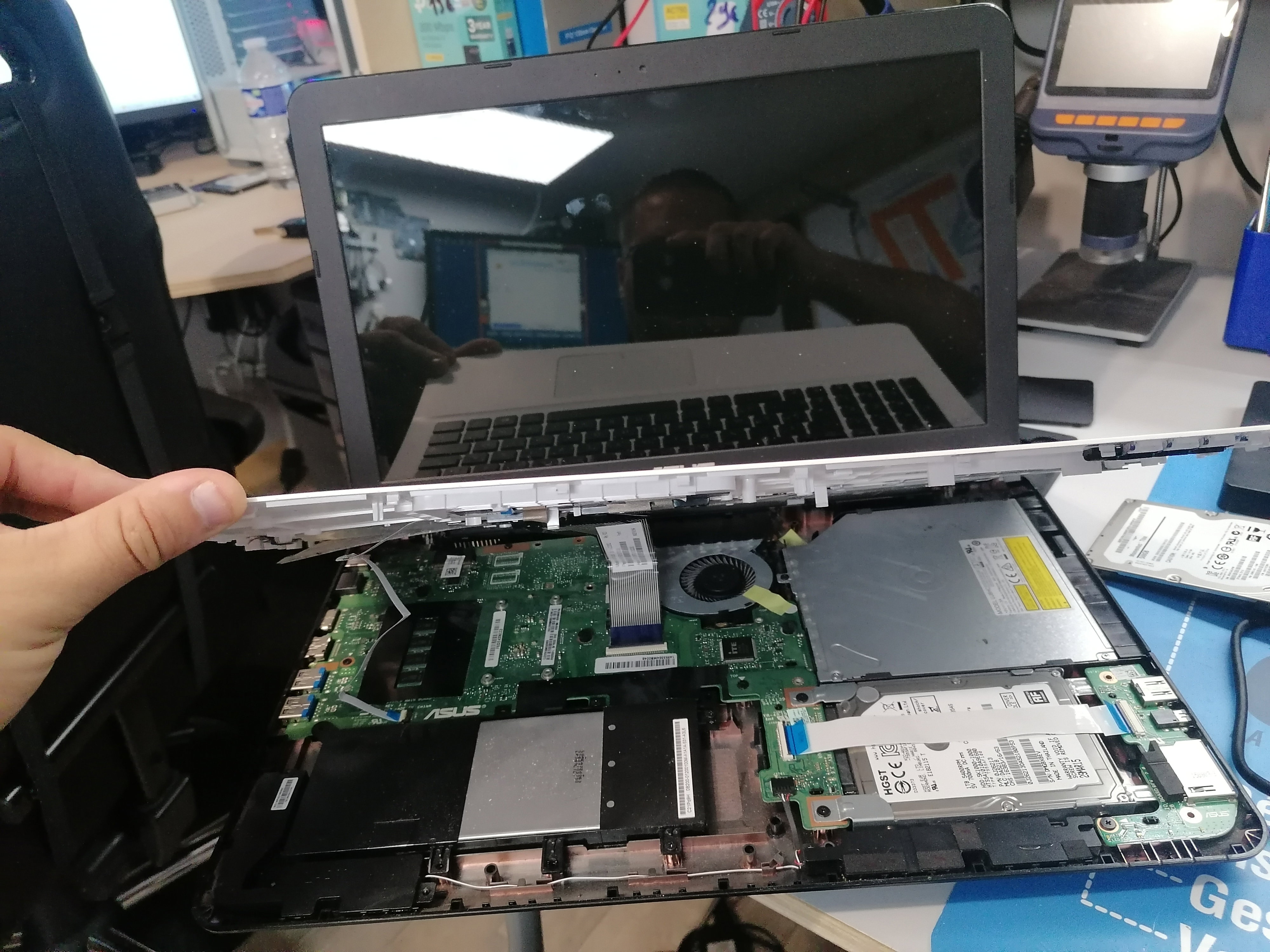 Quand la Technologie A Besoin d'Aide: Images de Réparations d'Ordinateurs