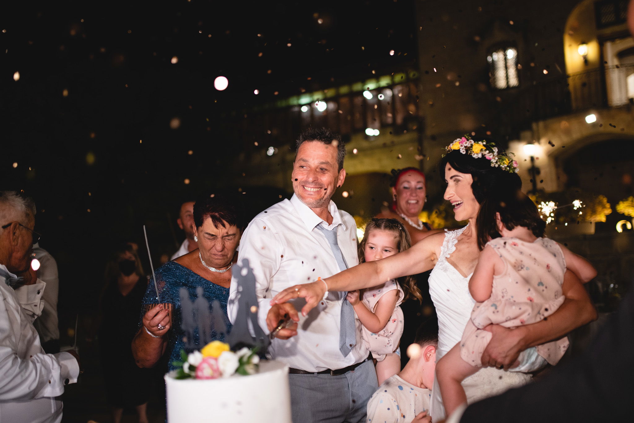 bride and groom cutting the cake at castello zamitello wedding reception