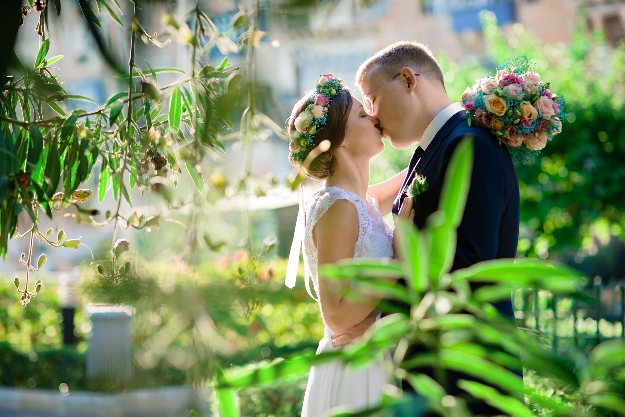 Bride and groom kissing in at Barrakka Gardens in Valletta