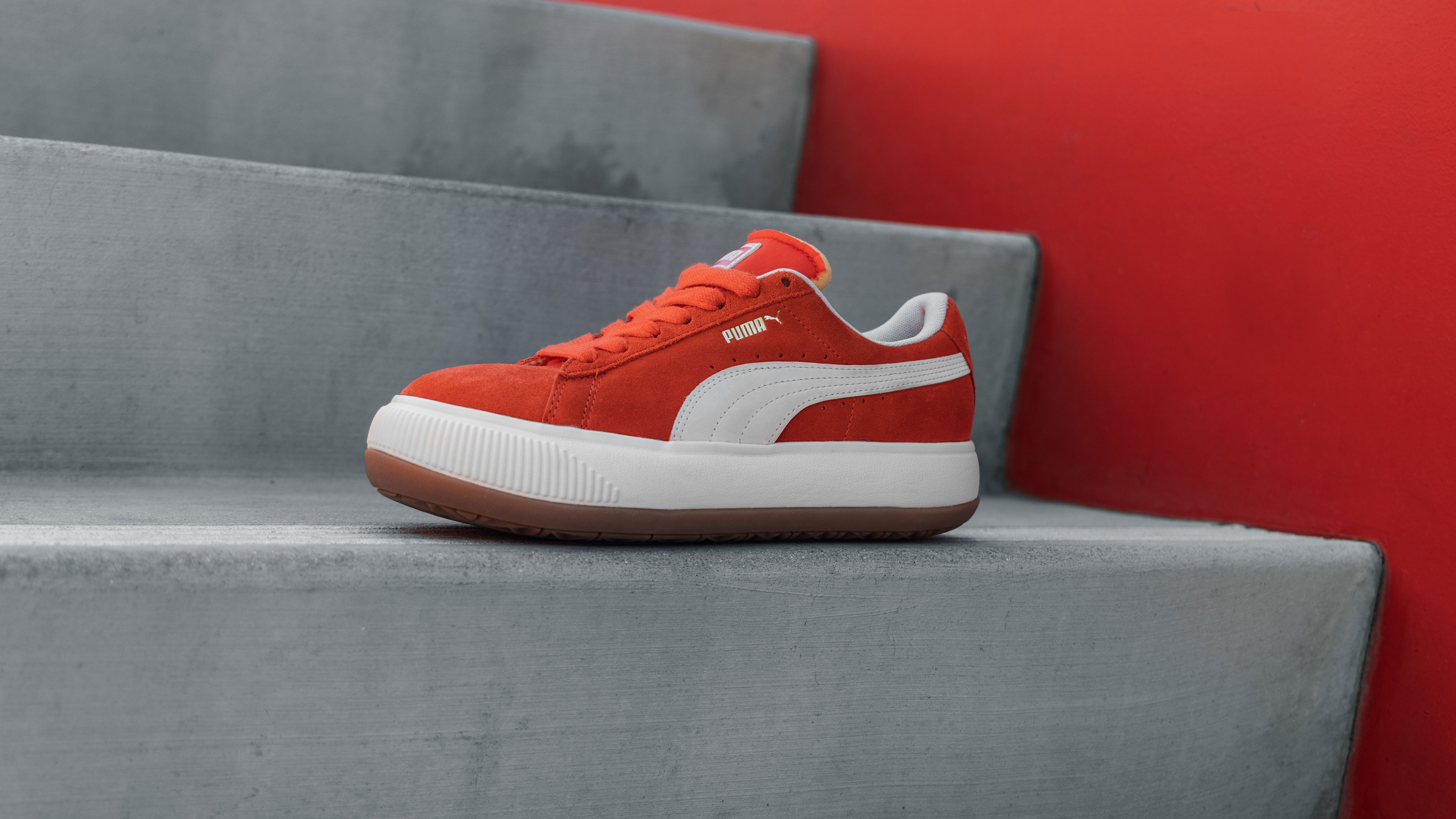 DUA LIPA IMPRESIONA AL MUNDO CON LAS NUEVA SUEDE MAYU DE PUMA