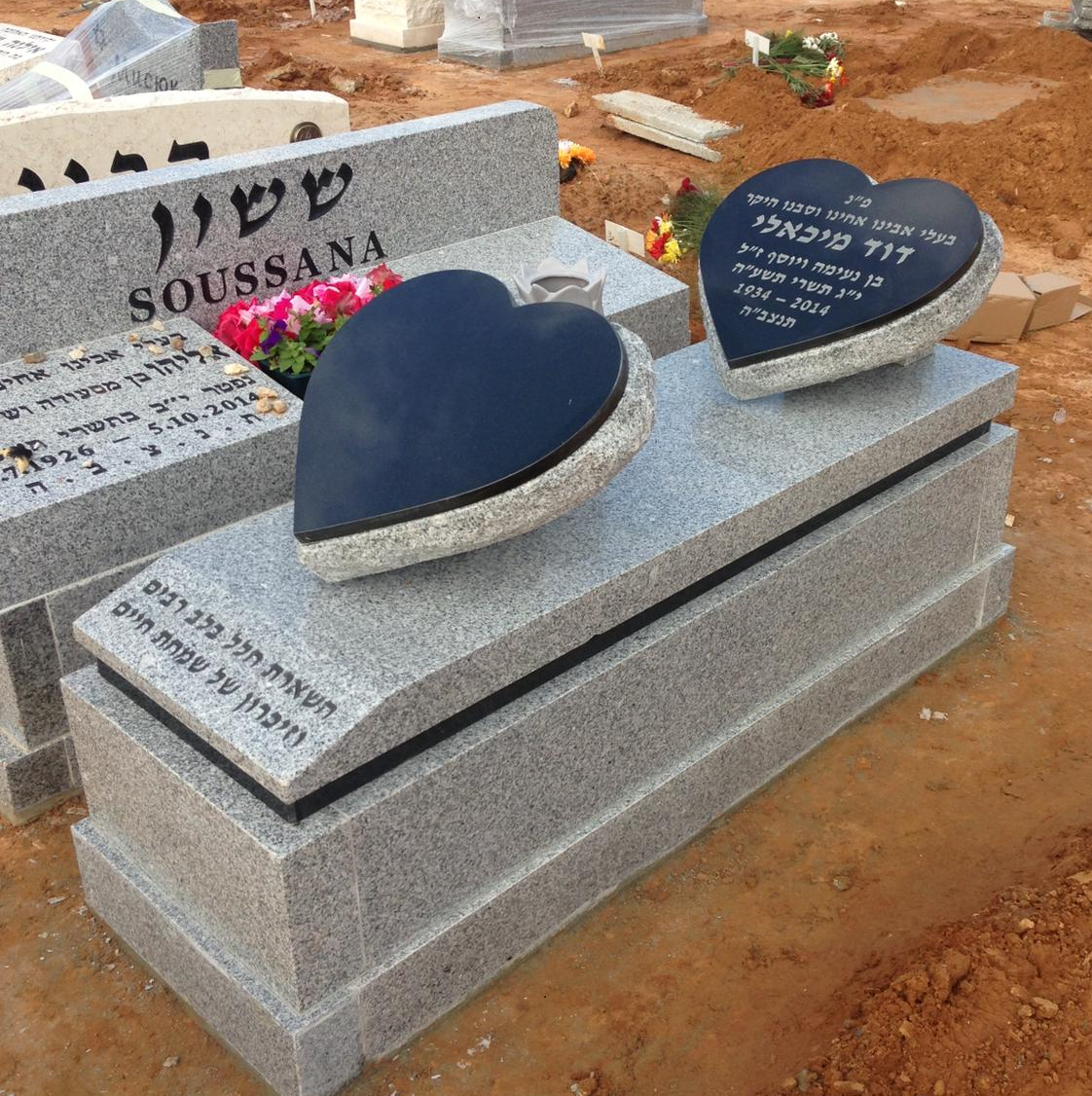 מצבות מכפלה משולבות גרניט אפור ושחור עם כריות לבבות