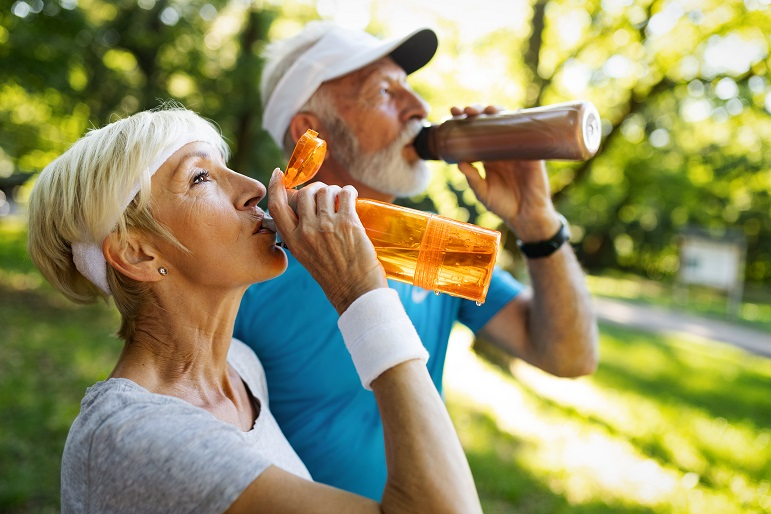 זוג שותה מים לאחר פעילות גופנית מבקבוקים רב פעמיים